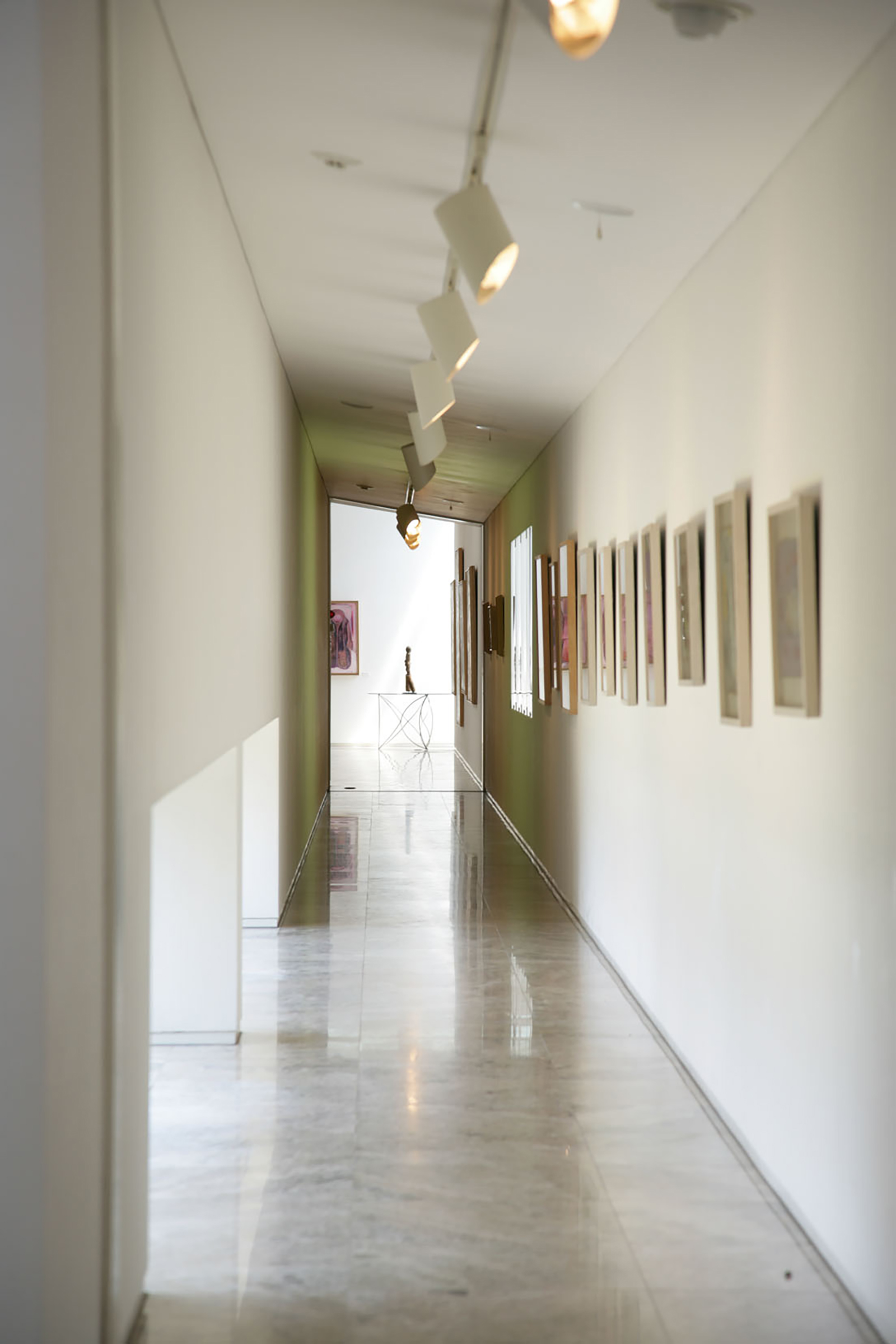 260812-karuizawa-recommend-museum-2 | madameFIGARO.jp(フィガロジャポン) 脇田美術館の展示室、絵画が並ぶ回廊