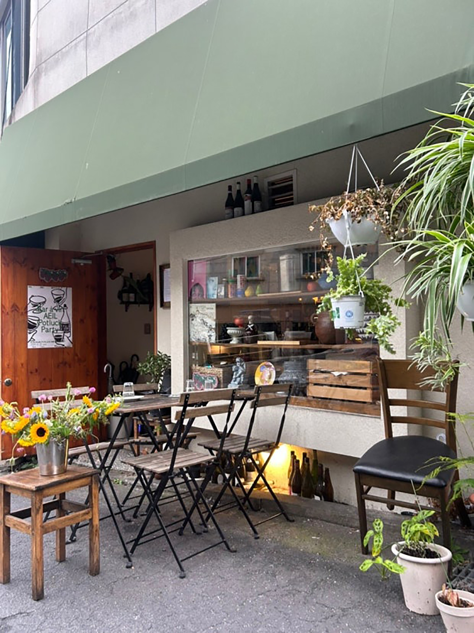 aeilの店先。緑の日除けとひまわりが飾られた入り口