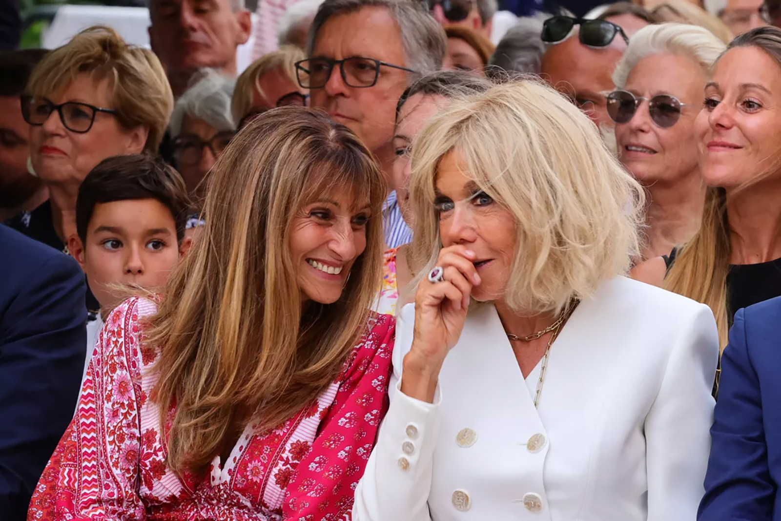 260822-260821-brigitte-macron-white-suit-16001 | madameFIGARO.jp(フィガロジャポン)
