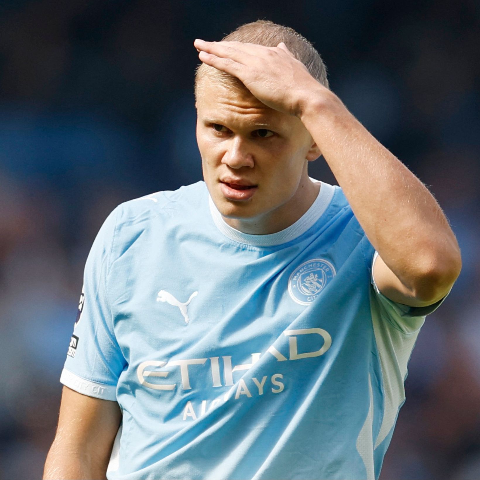 ノルウェー代表ハーランド選手、トレードマークの長髪の断髪式をYouTubeで配信！ファンのノエル・ギャラガーにビデオ通話でお披露目。