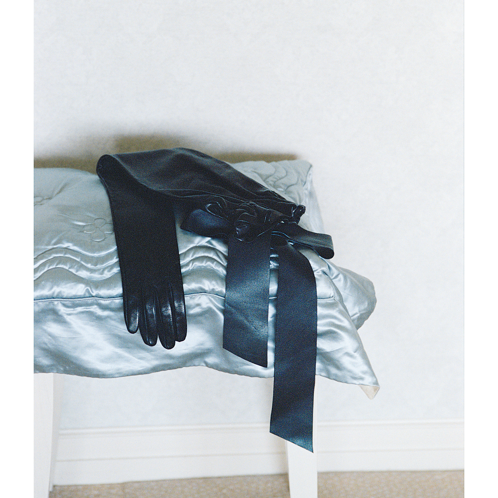 奥行きのある色香、ジバンシィの黒レザーロンググローブ。【私が愛する、小さな宝物。】