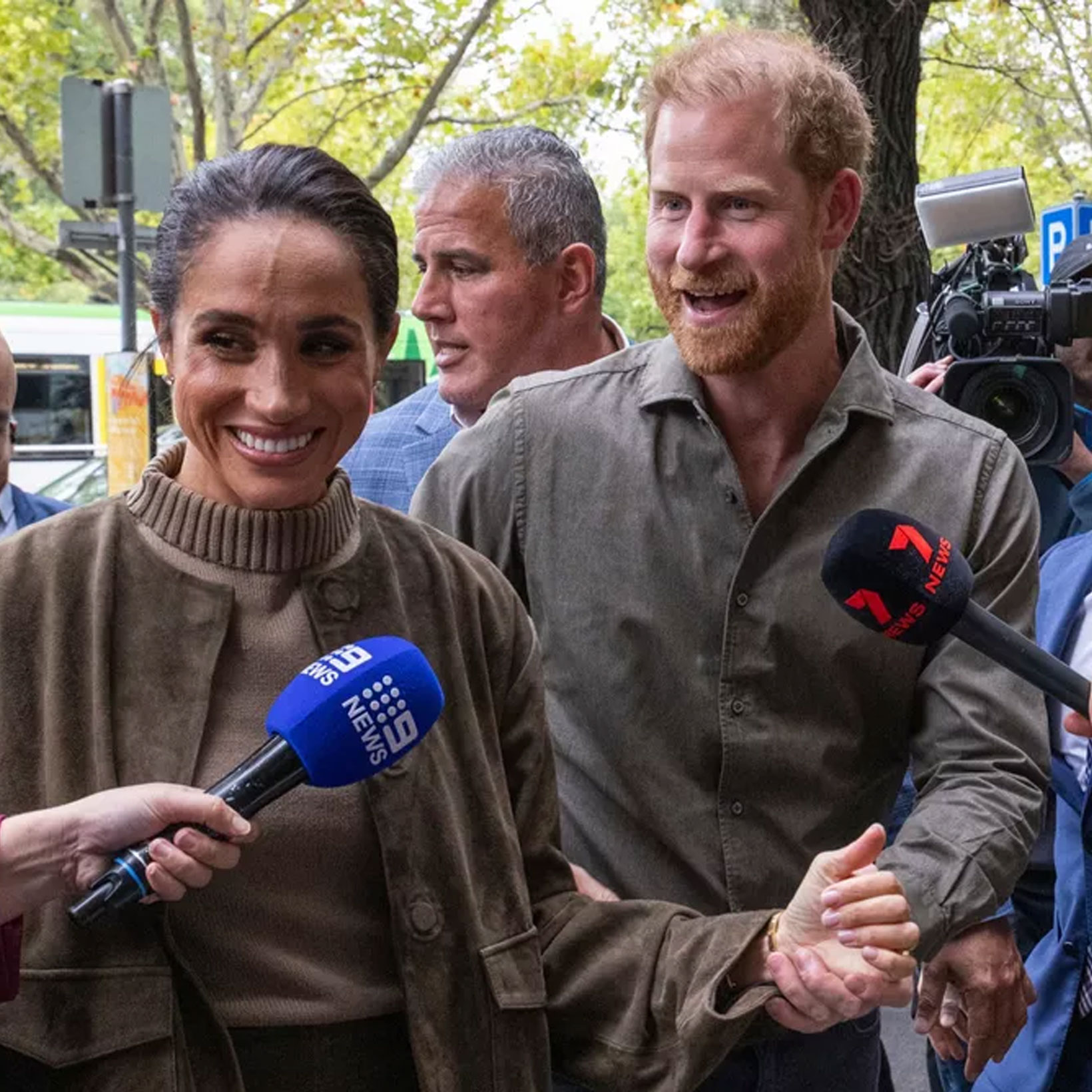 ハリー王子とメーガン夫人、英国に到着。父との和解ムードの一方で、兄との溝が浮き彫りに。