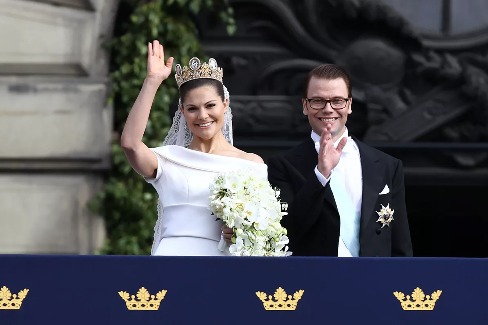 260913-europe-royal-jewelry-collection-future-queens-1600 | madameFIGARO.jp(フィガロジャポン) 2010年の結婚式でカメオ・ティアラを着用し夫ダニエル王子とバルコニーで手を振るスウェーデンのヴィクトリア王太子