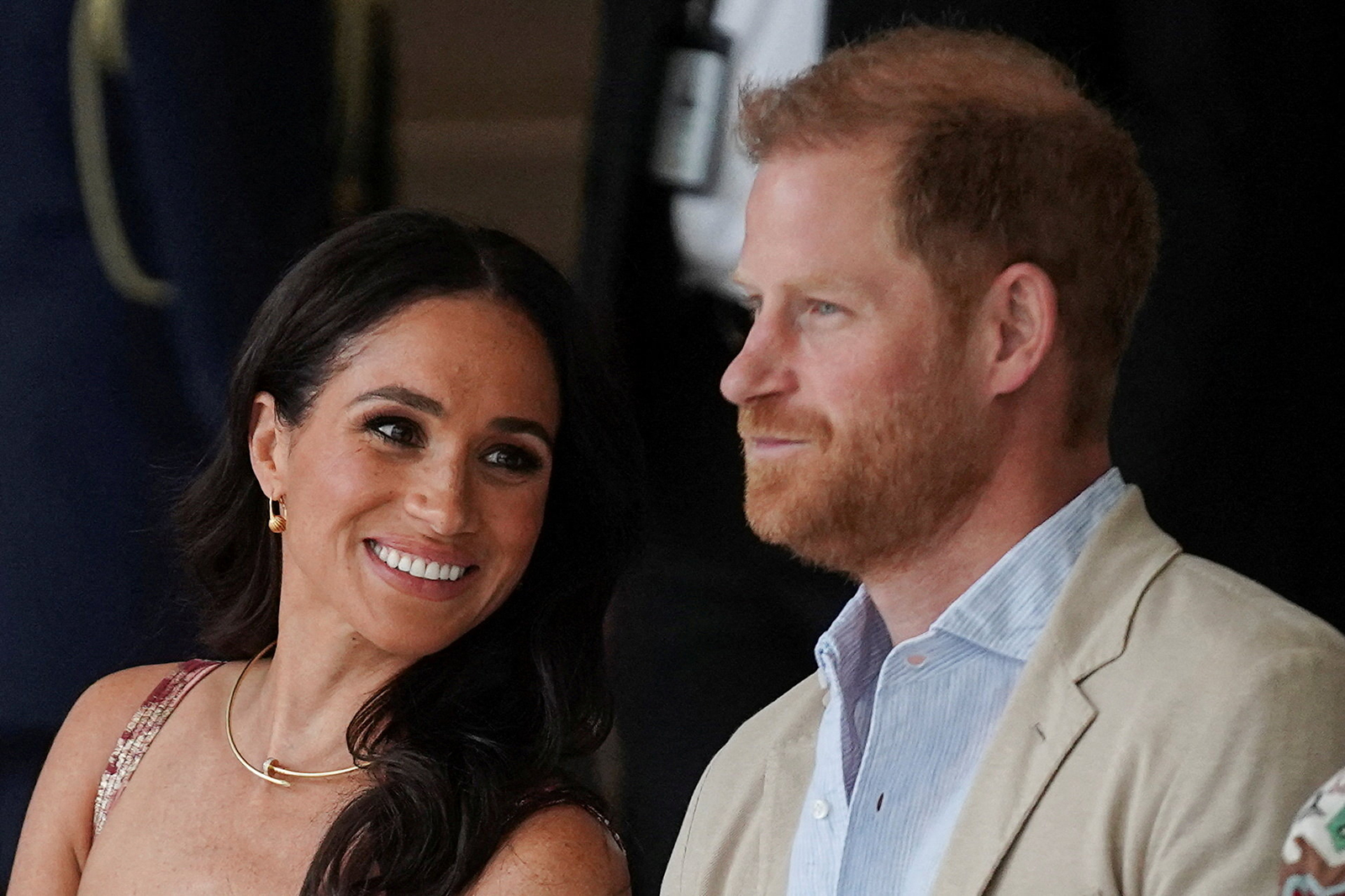 260913-harry-meghan-uk-return-private-jet-1600 | madameFIGARO.jp(フィガロジャポン)