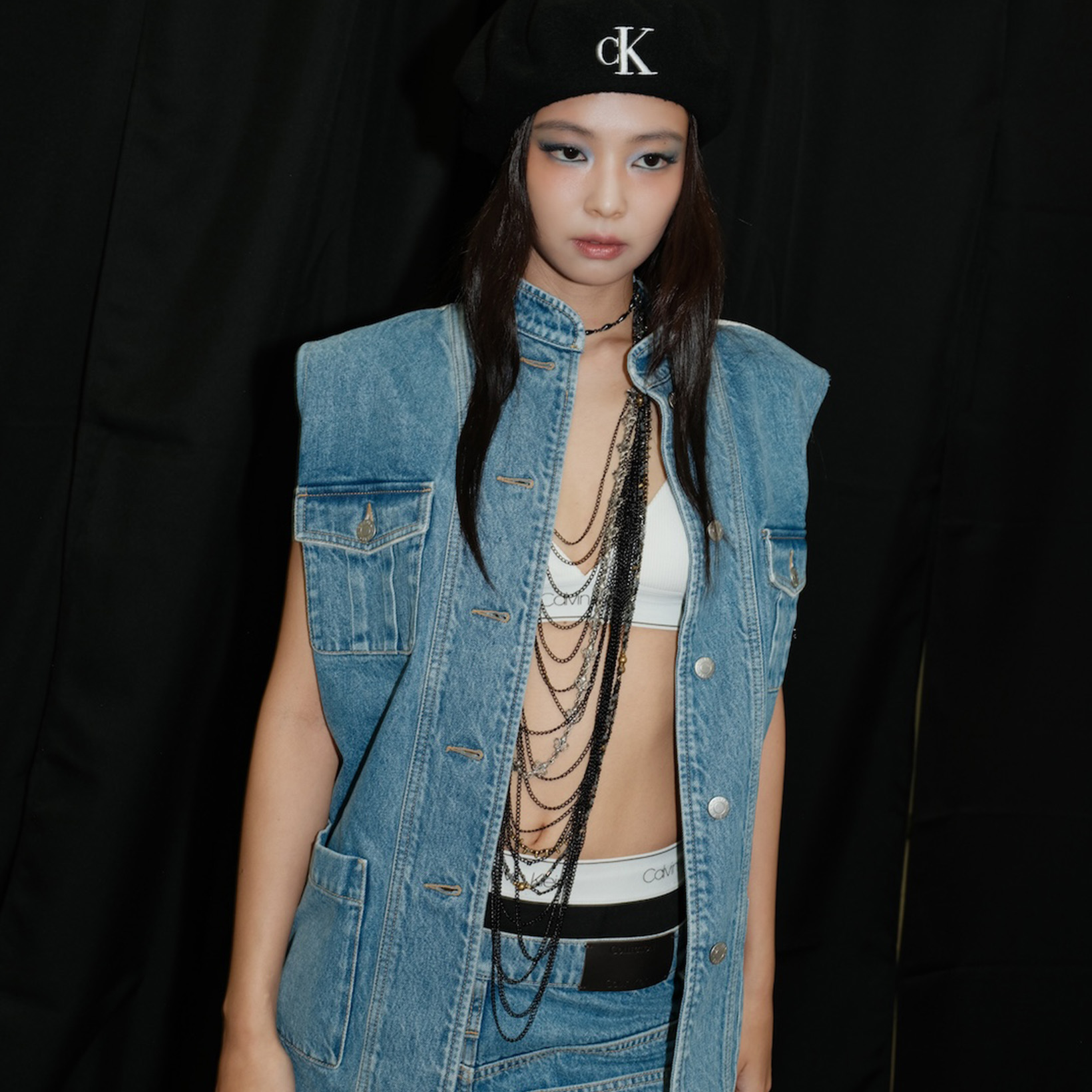 JENNIEが夏フェスでカルバン・クラインのホットなデニムルックを披露！
