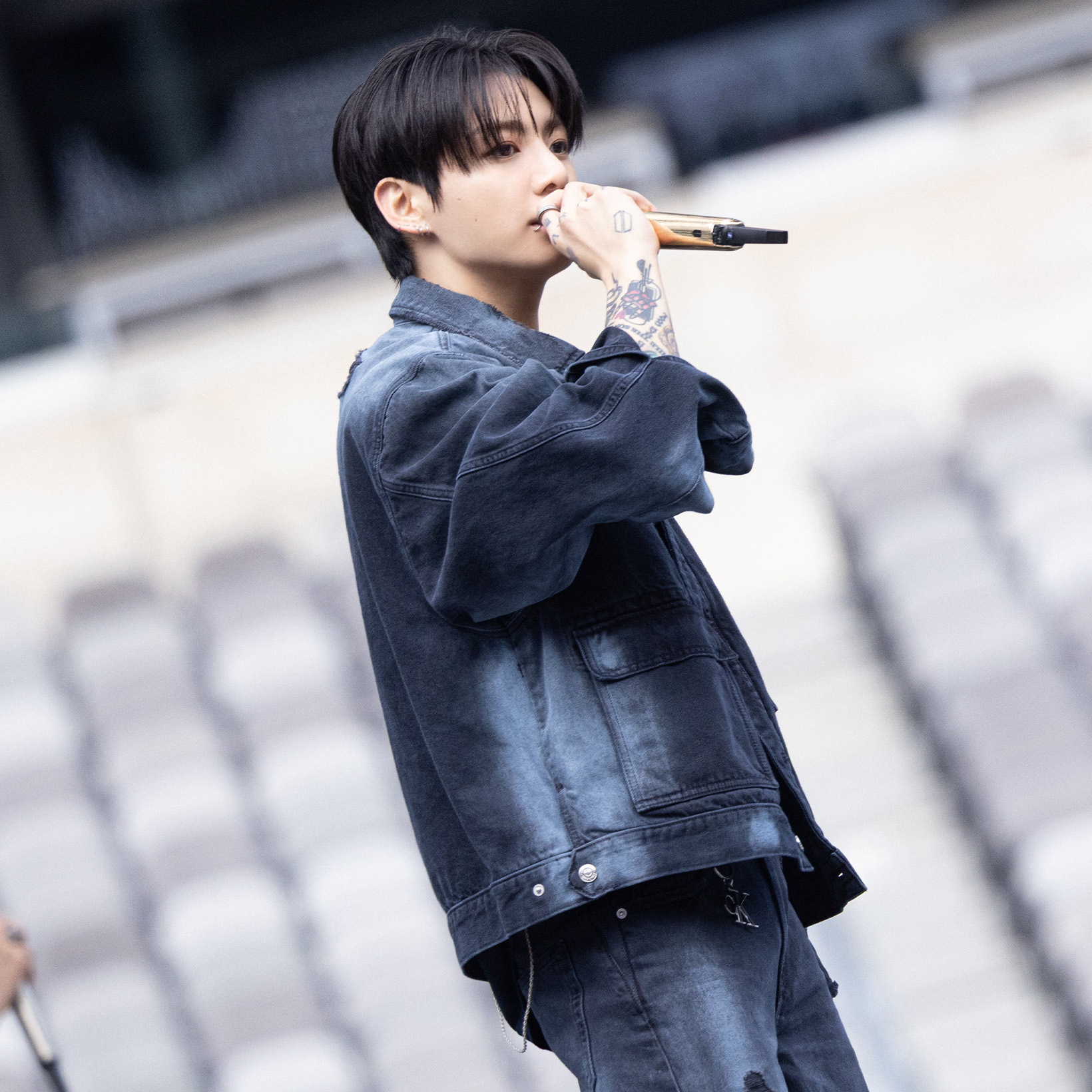 【BTS JUNG KOOK】カルバン・クラインを纏い、ワールドツアーでファンを魅了！