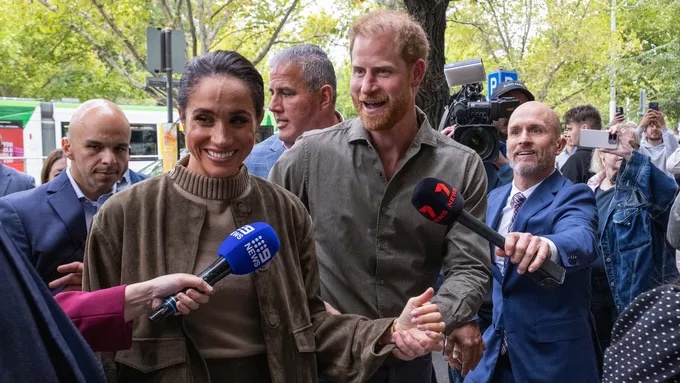 le-prince-harry-et-meghan-markle-sont-officiellement-de-retour-au-royaume-uni | madameFIGARO.jp(フィガロジャポン) ハリー王子とメーガン夫人が2026年4月14日、オーストラリア・メルボルン訪問中に取材に応じる様子
