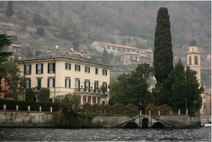 les-jardins-de-la-villa-de-george-clooney01 | madameFIGARO.jp(フィガロジャポン) コモ湖畔に建つジョージ・クルーニー夫妻の別荘「ヴィラ・オレアンドラ」の外観と庭園