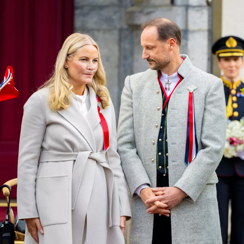 ノルウェー新国王の宣誓式に妻の姿なく……。メッテ＝マリット王妃、肺移植後の合併症で欠席。