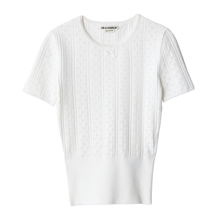 『ビフォア・サンライズ恋人までの距離』セリーヌのスタイルをつくる、10のワードローブ　Tシャツ　グランジ、パリシックなレイヤード、気負わず楽しむ　￥66,000／JWアンダーソン（JW ANDERSON 渋谷店）