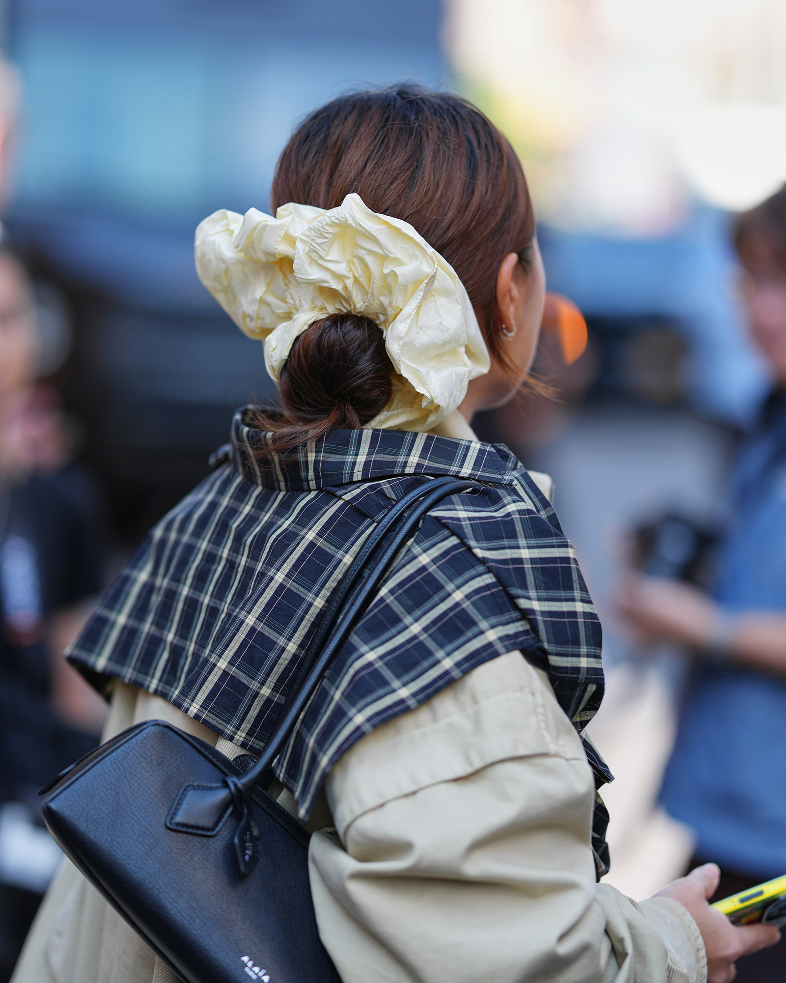 260910-hair-04 | madameFIGARO.jp(フィガロジャポン) ホワイトのビッグシュシュで髪をまとめた大人の女性のバックスタイル
