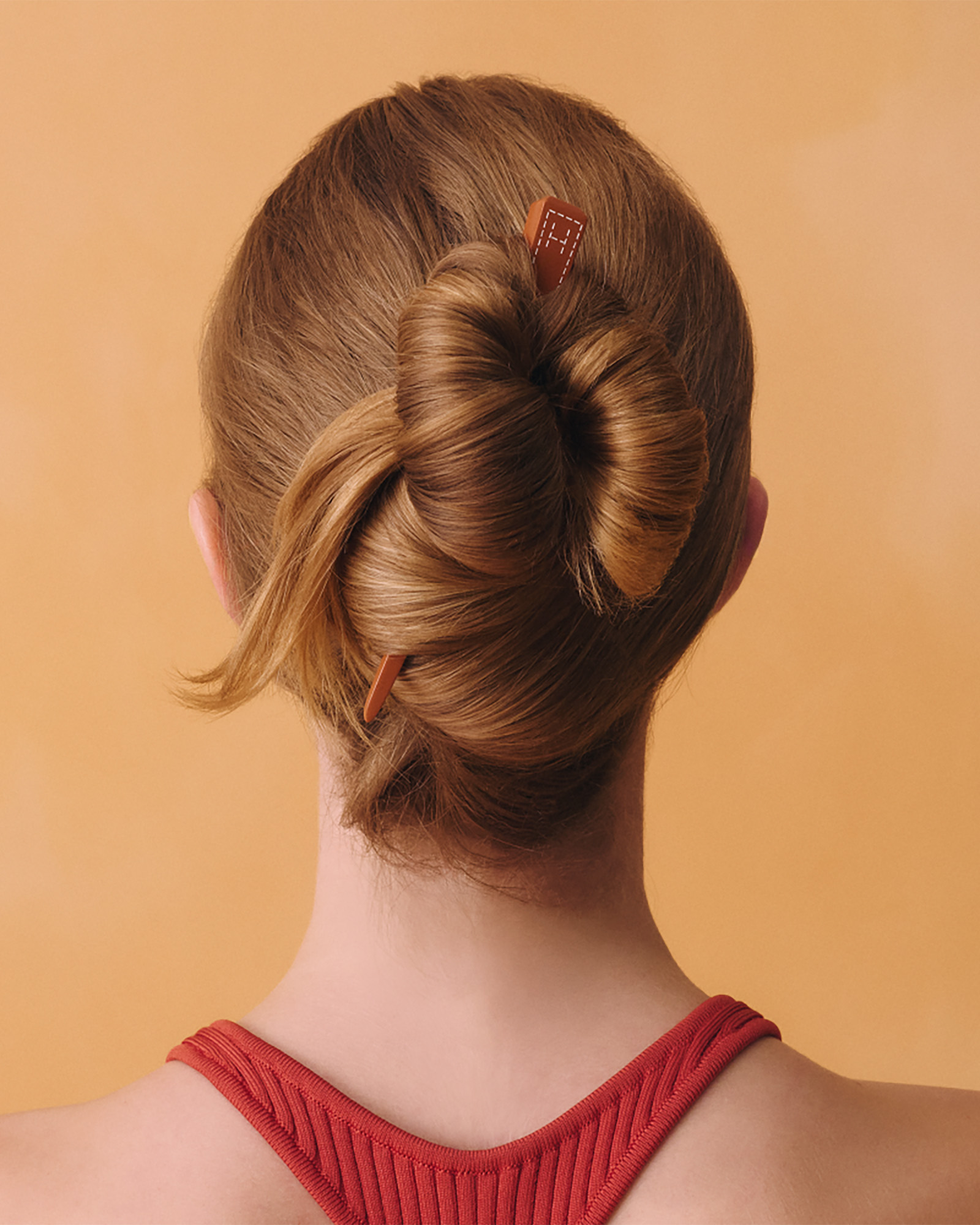 260910-hair-05 | madameFIGARO.jp(フィガロジャポン) ヘアスタイリストが解説する6つのヘアトレンド、大人のアレンジの正解。 03|コーム&かんざしは、仕込みの質感が決め手。 ©Hermès