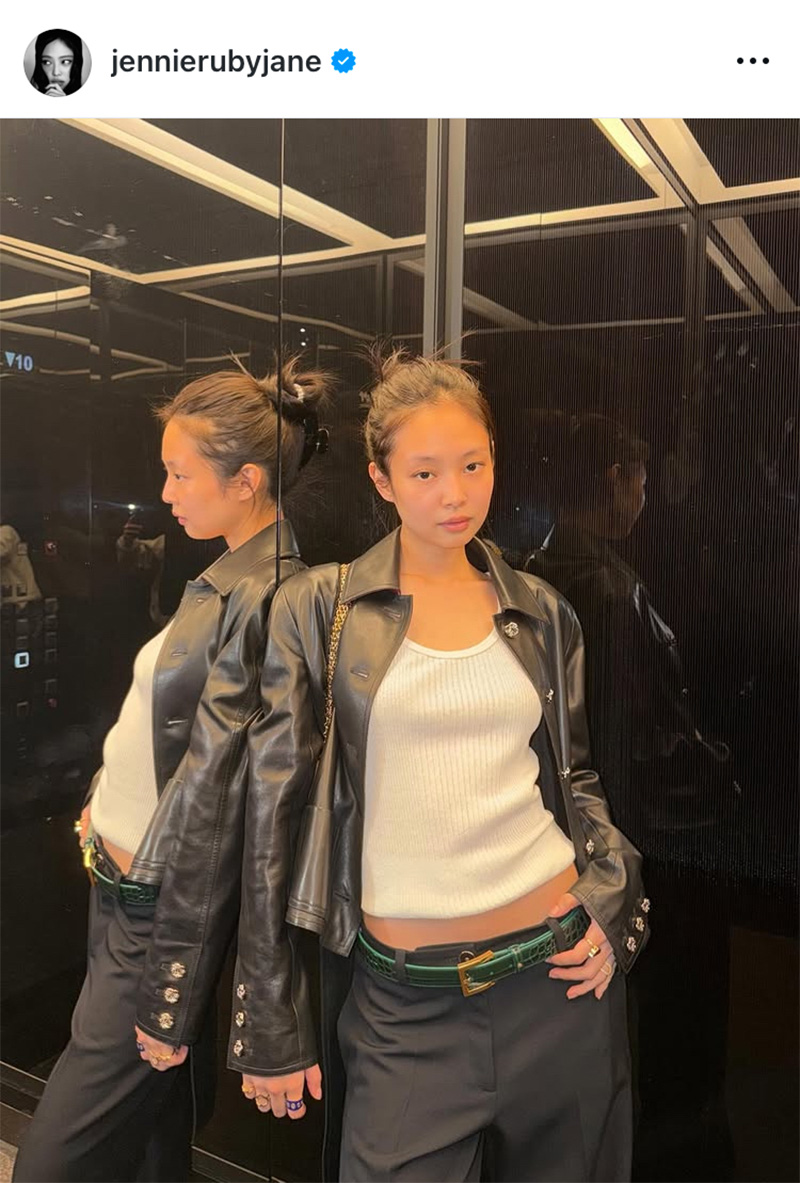 BLACKPINKジェニーの公式インスタグラムより、こなれたヘアクリップアレンジ画像
