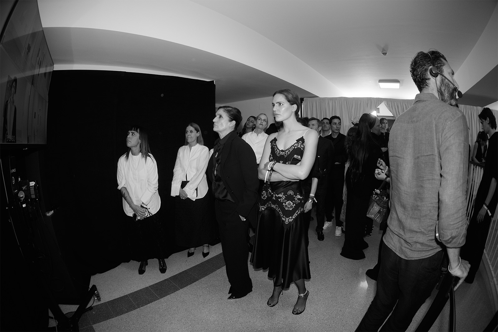 260911-fendi-maria-grazia-chiuri-07 | madameFIGARO.jp(フィガロジャポン) ショーはオリジナル短編映画『ラブ・モンスター』で幕開け。マリア・グラツィア・キウリも真剣にモニターを眺める。