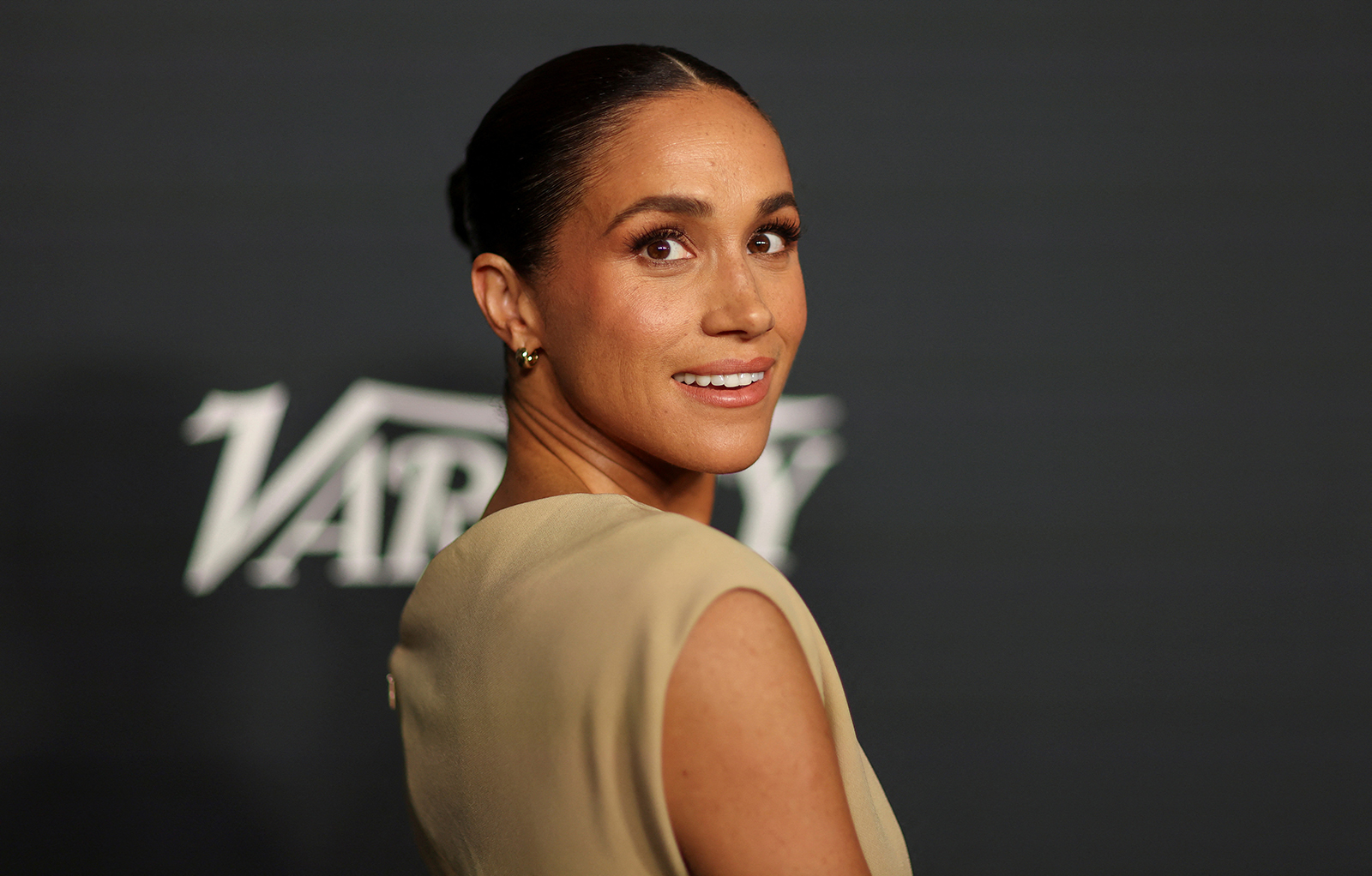 260916-harry-meghan-uk-return-mistakes-3 | madameFIGARO.jp(フィガロジャポン) メディアイベントに出席したメーガン妃
