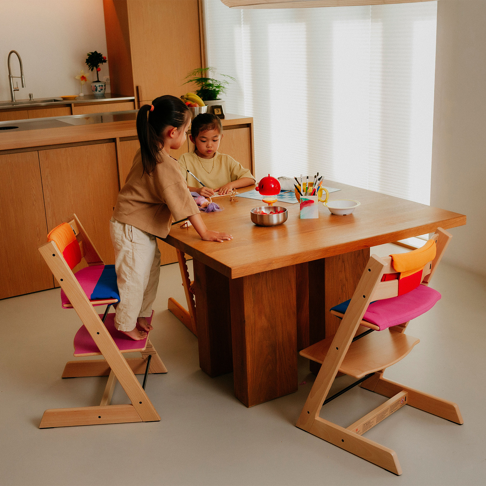 新生時期から愛用できる、ストッケの名作チェアがMoMAとコラボレーション！