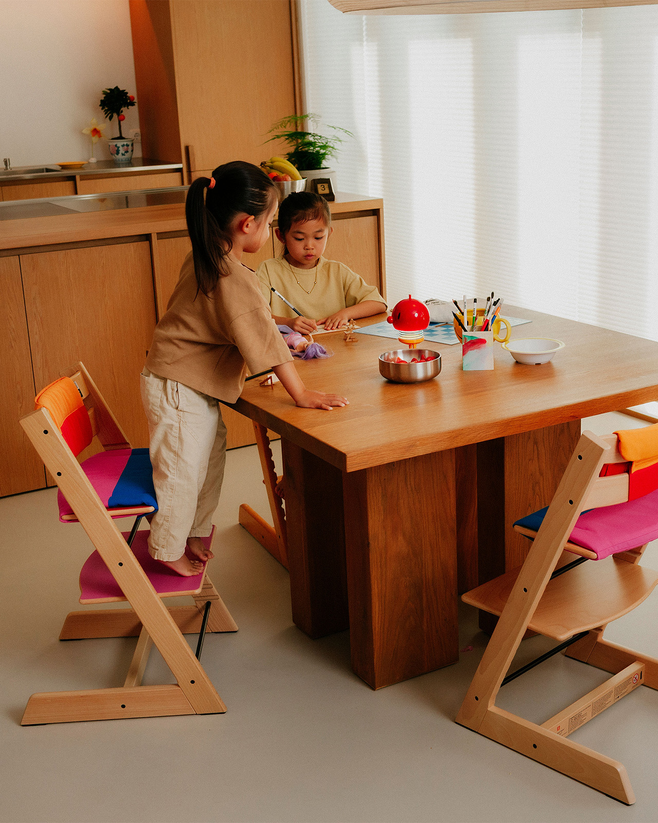 新生時期から愛用できる、ストッケの名作チェアがMoMAとコラボレーション！