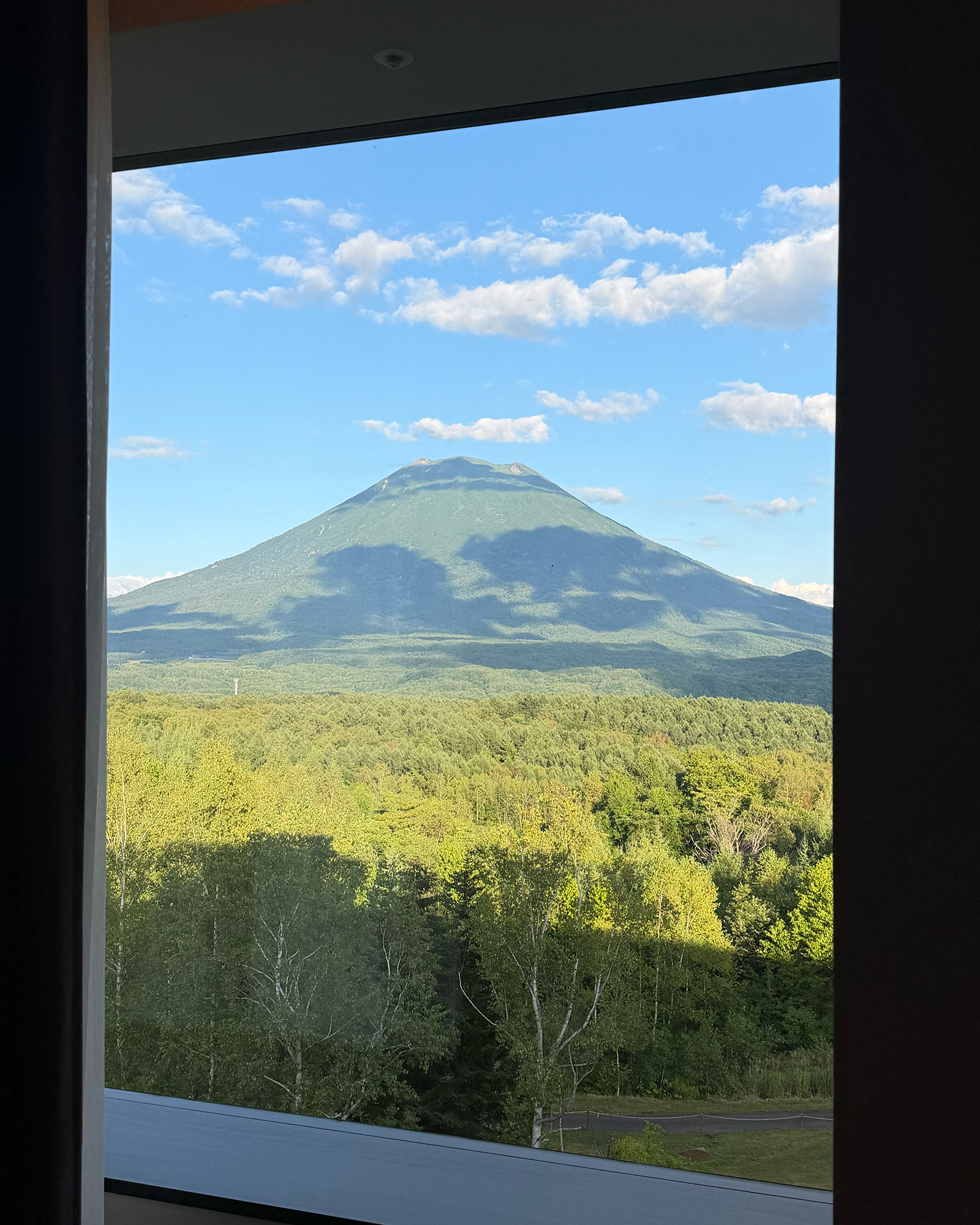 東山ニセコビレッジ・リッツ・カールトン・リザーブの客室の窓から見える羊蹄山