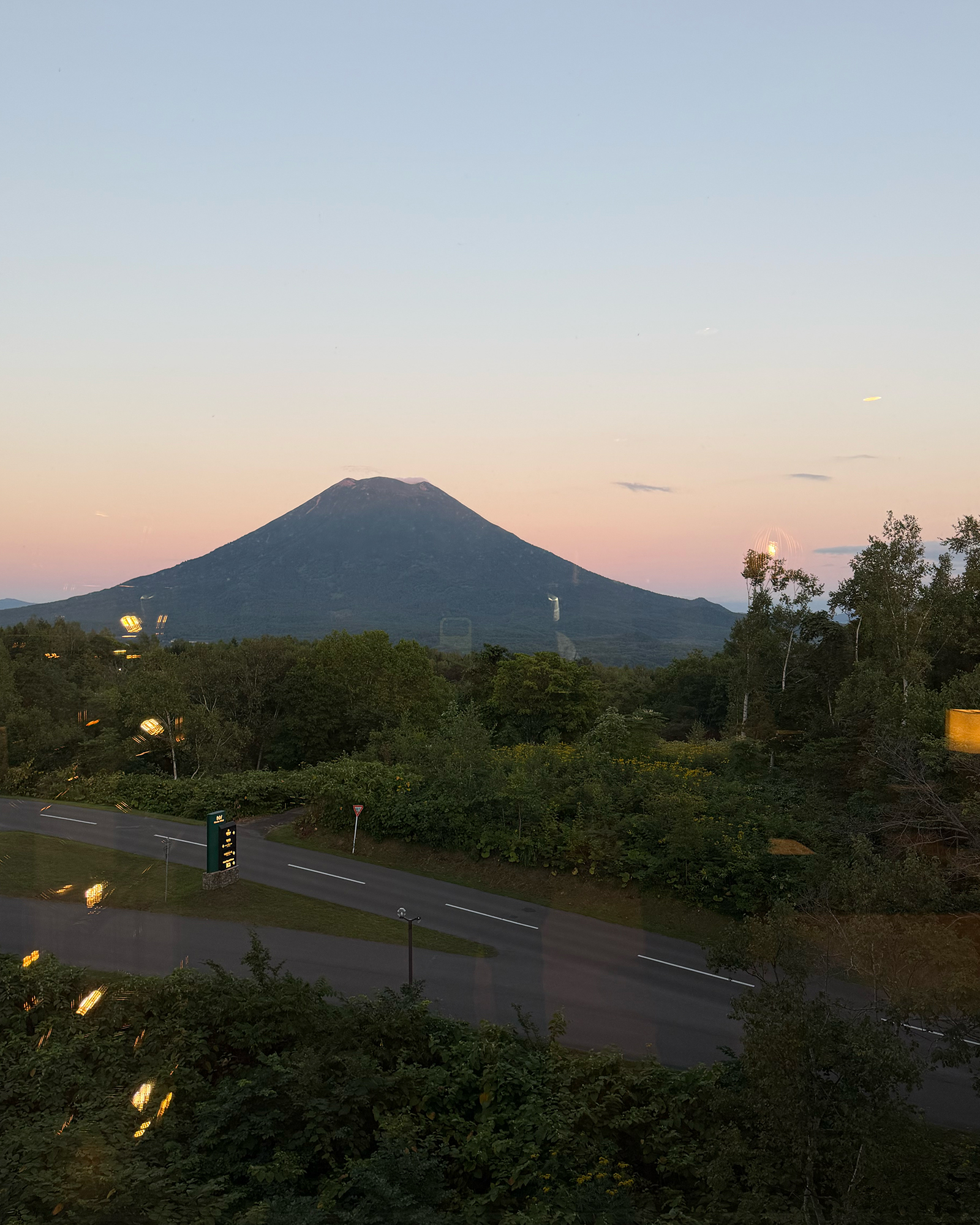 ニセコビレッジの客室から見える夕暮れ時の羊蹄山、通称ピンクヨウテイ