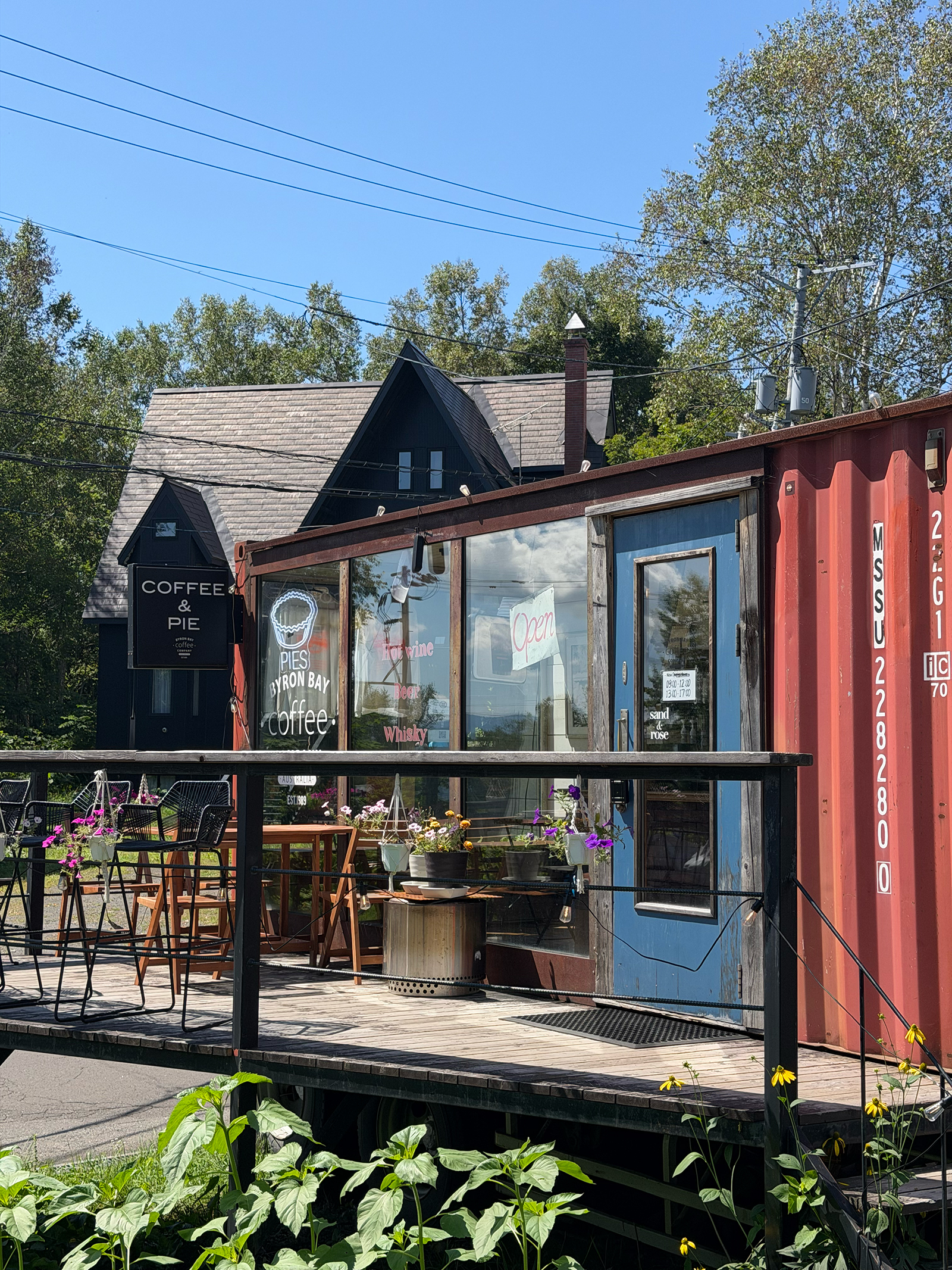 ニセコビレッジから近いコーヒーショップ「BYRON BAY coffee co niseko」の外観