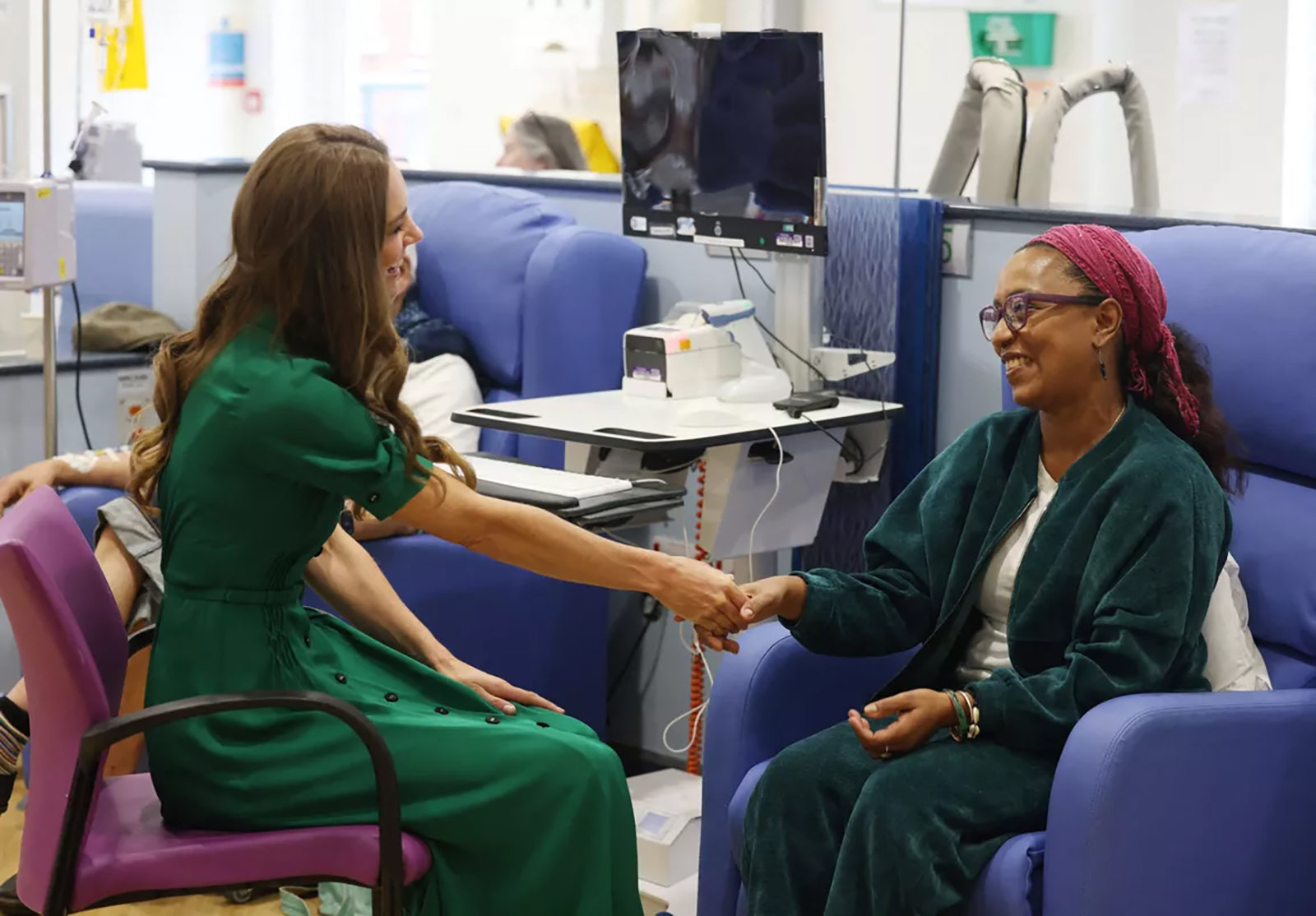 260919-kate-middleton-royal-marsden-hospital-donation-visit-1600-1 | madameFIGARO.jp(フィガロジャポン) ロイヤル・マーズデン病院を訪問、患者と交流するキャサリン皇太子妃