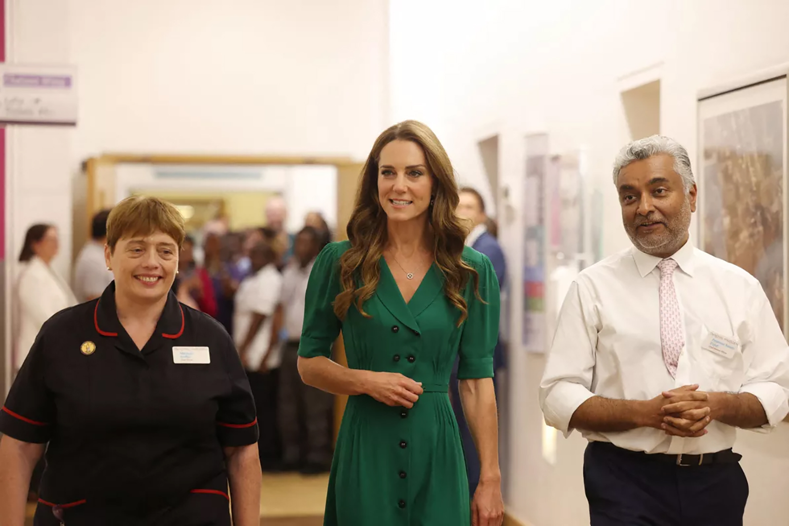 260919-kate-middleton-royal-marsden-hospital-donation-visit-1600 | madameFIGARO.jp(フィガロジャポン) ロイヤル・マーズデン病院で、メアード・グリフィン看護長、院長のサンジェイ・ポパット教授と一緒のキャサリン皇太子妃