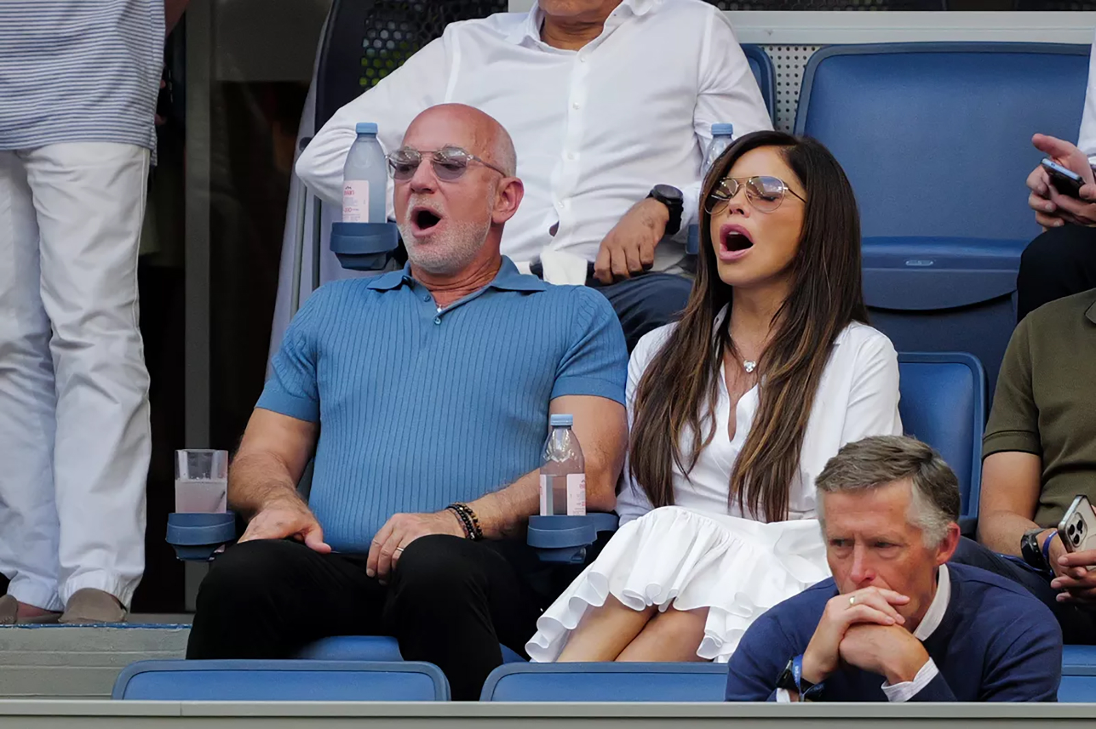 260920-jeff-bezos-lauren-sanchez-us-open-2026-1600-1 | madameFIGARO.jp(フィガロジャポン) 全米オープンの観客席で歓声を上げるジェフ・ベゾスとローレン・サンチェス