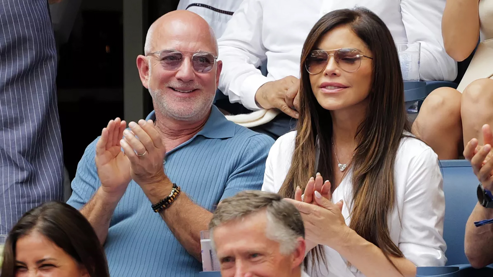 260920-jeff-bezos-lauren-sanchez-us-open-2026-1600 | madameFIGARO.jp(フィガロジャポン) 全米オープン男子シングルス決勝の観客席で拍手を送るジェフ・ベゾスとローレン・サンチェス