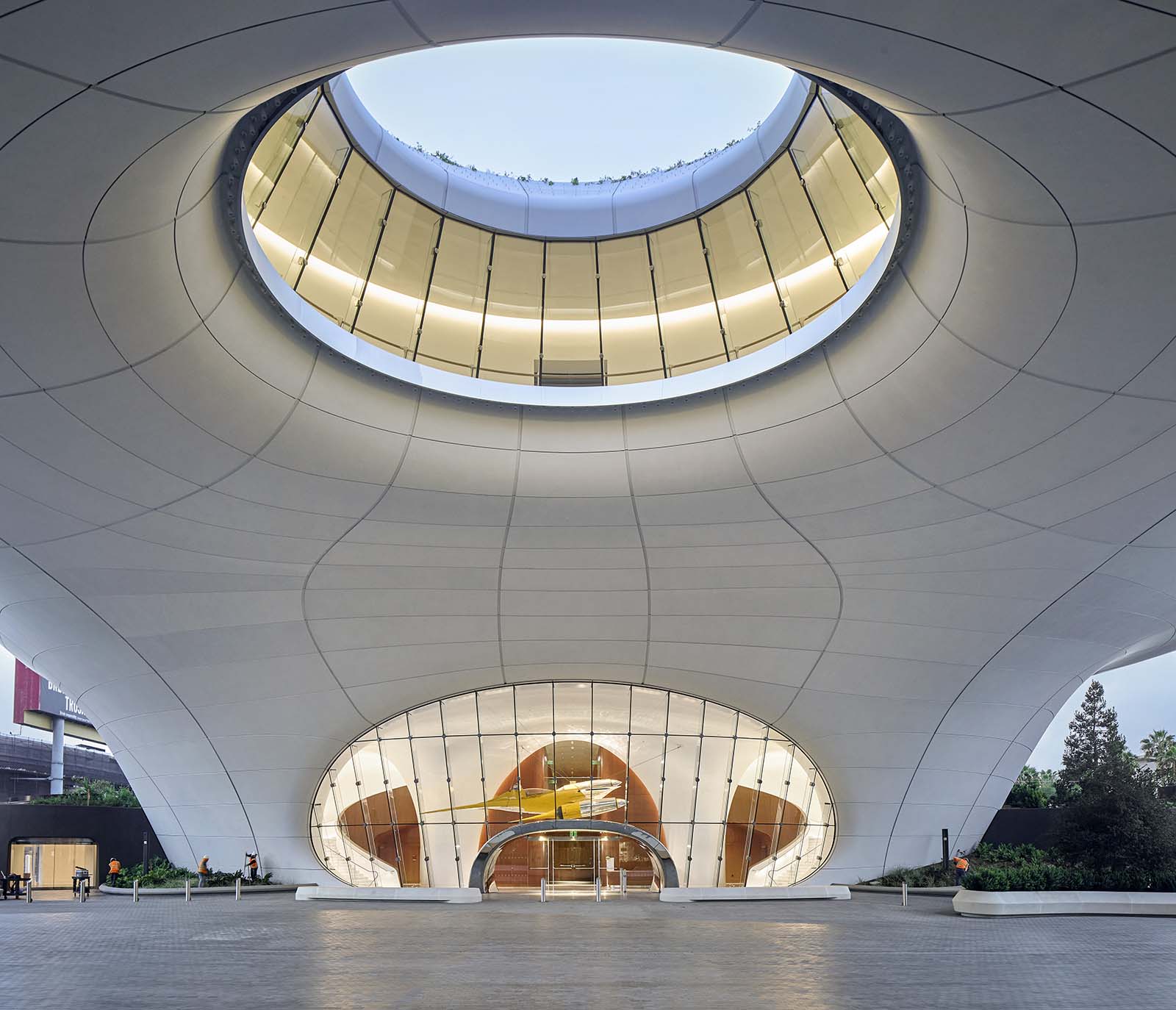 260925-lucas-museum-07 | madameFIGARO.jp(フィガロジャポン) エントランス広場の頭上に大きく開いた、眼のような円形の吹き抜け