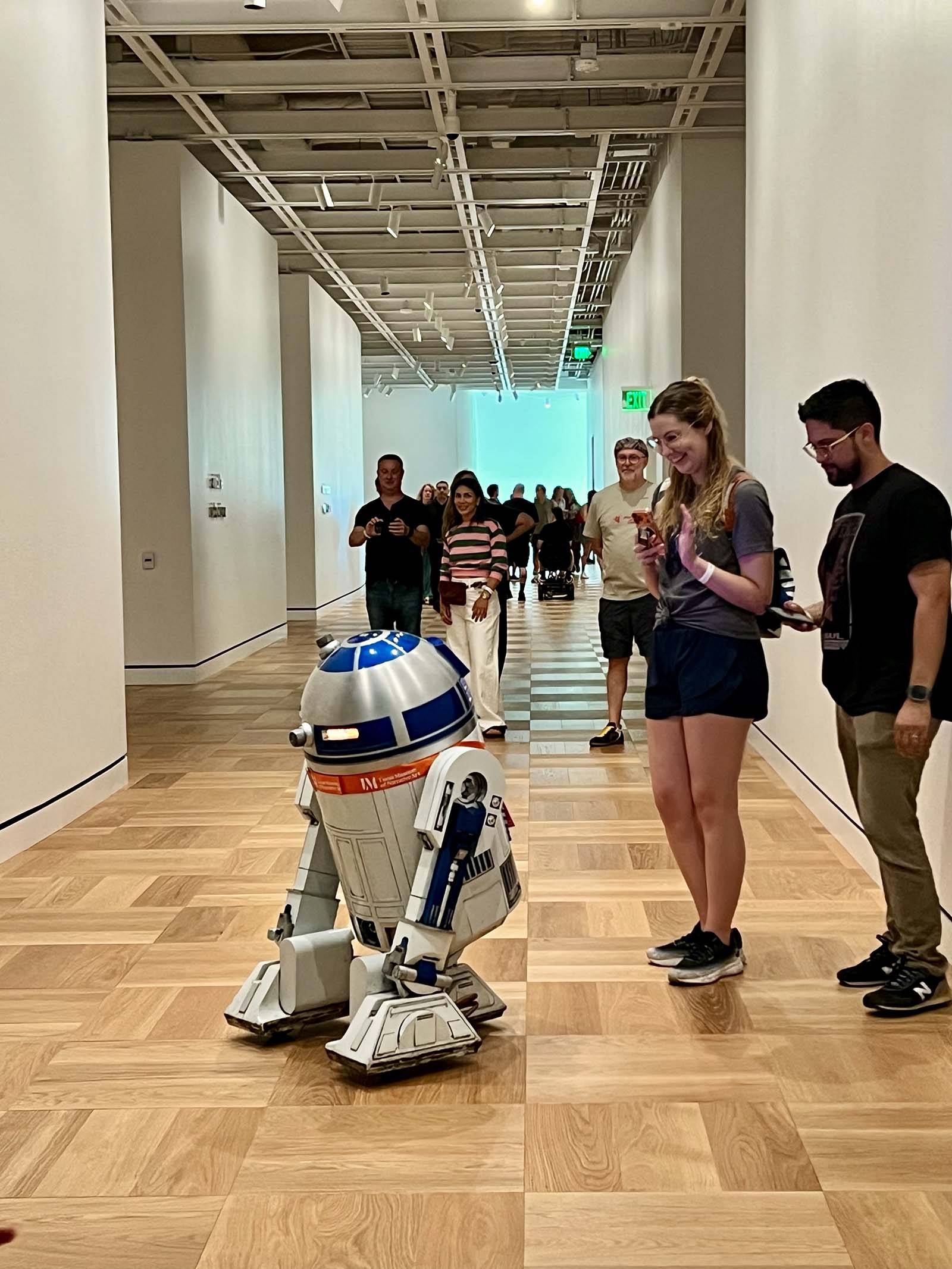 260925-lucas-museum-19 | madameFIGARO.jp(フィガロジャポン) 館内の廊下を行き交うR2-D2と、それを見守る来館者