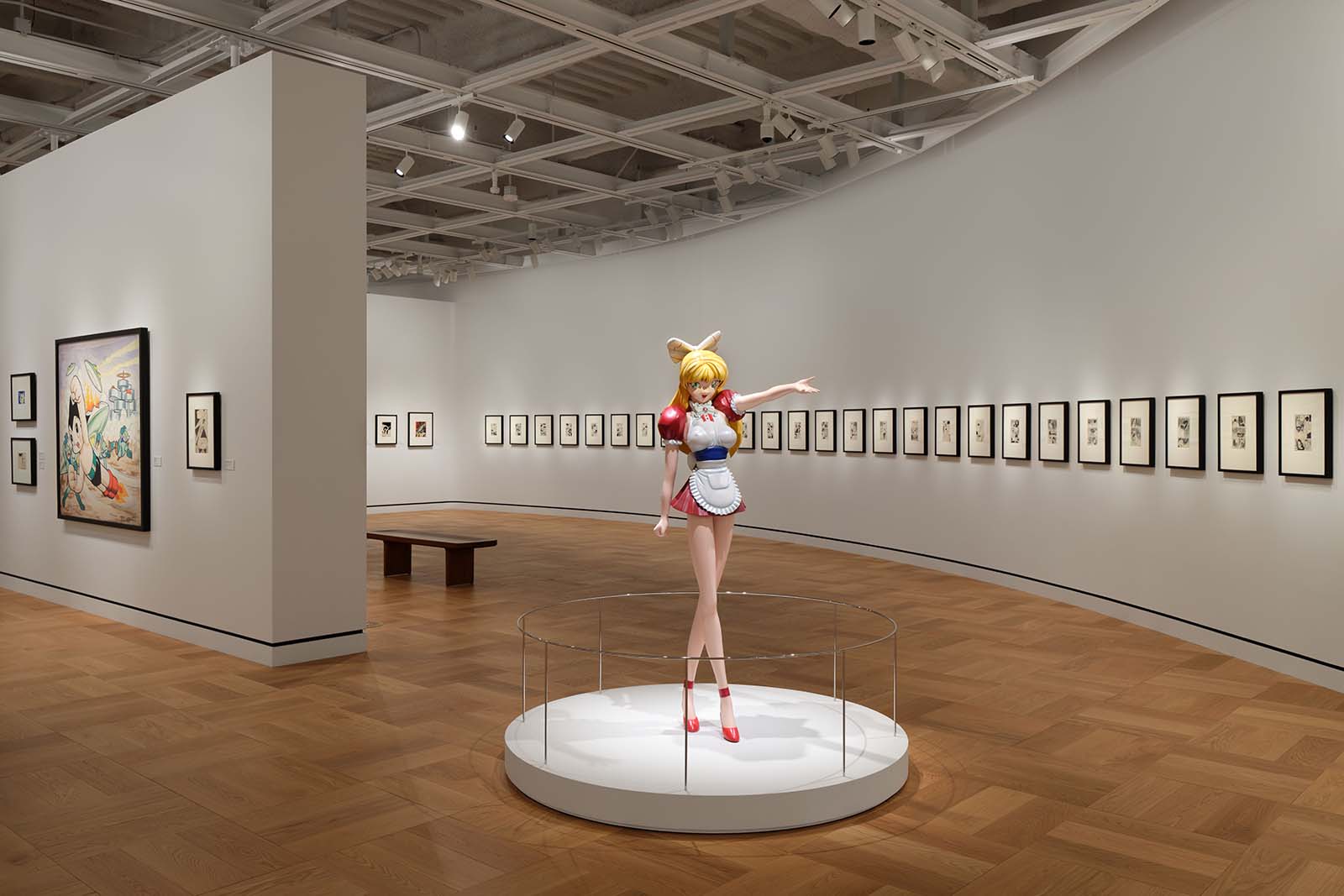 260925-lucas-museum-20 | madameFIGARO.jp(フィガロジャポン) ルーカス・ミュージアムのギャラリー中央に展示された少女キャラクターの立体作品と、壁一面に並ぶイラスト作品