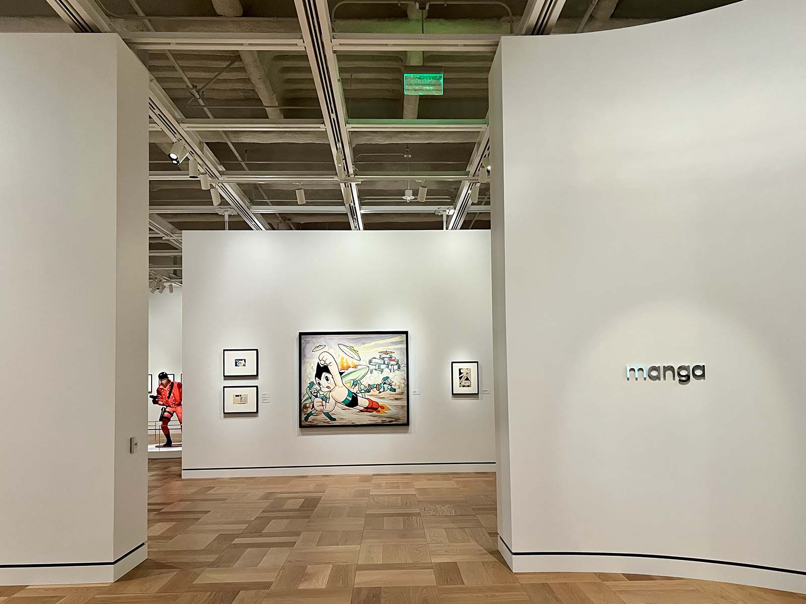 260925-lucas-museum-26 | madameFIGARO.jp(フィガロジャポン) 「manga」の文字が掲げられた、日本の漫画ギャラリーの入口