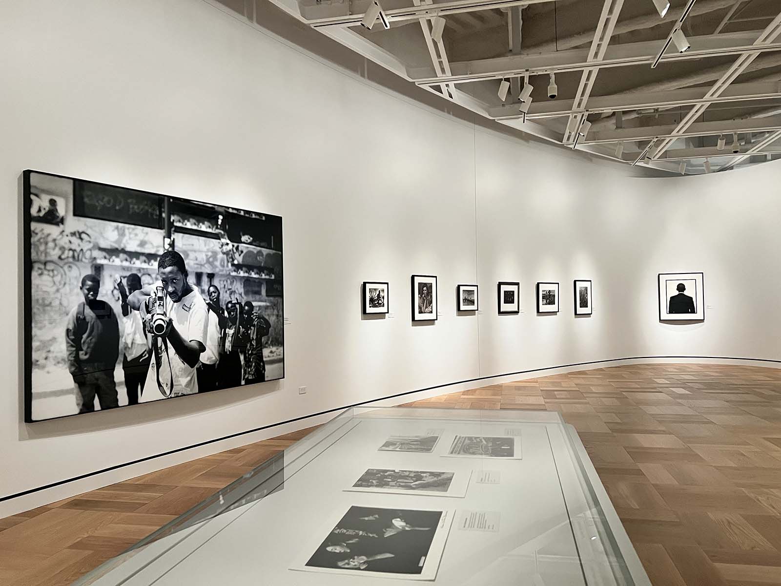260925-lucas-museum-27 | madameFIGARO.jp(フィガロジャポン) 大判のモノクロ写真と展示ケースが並ぶ、アイコニックな写真のギャラリー