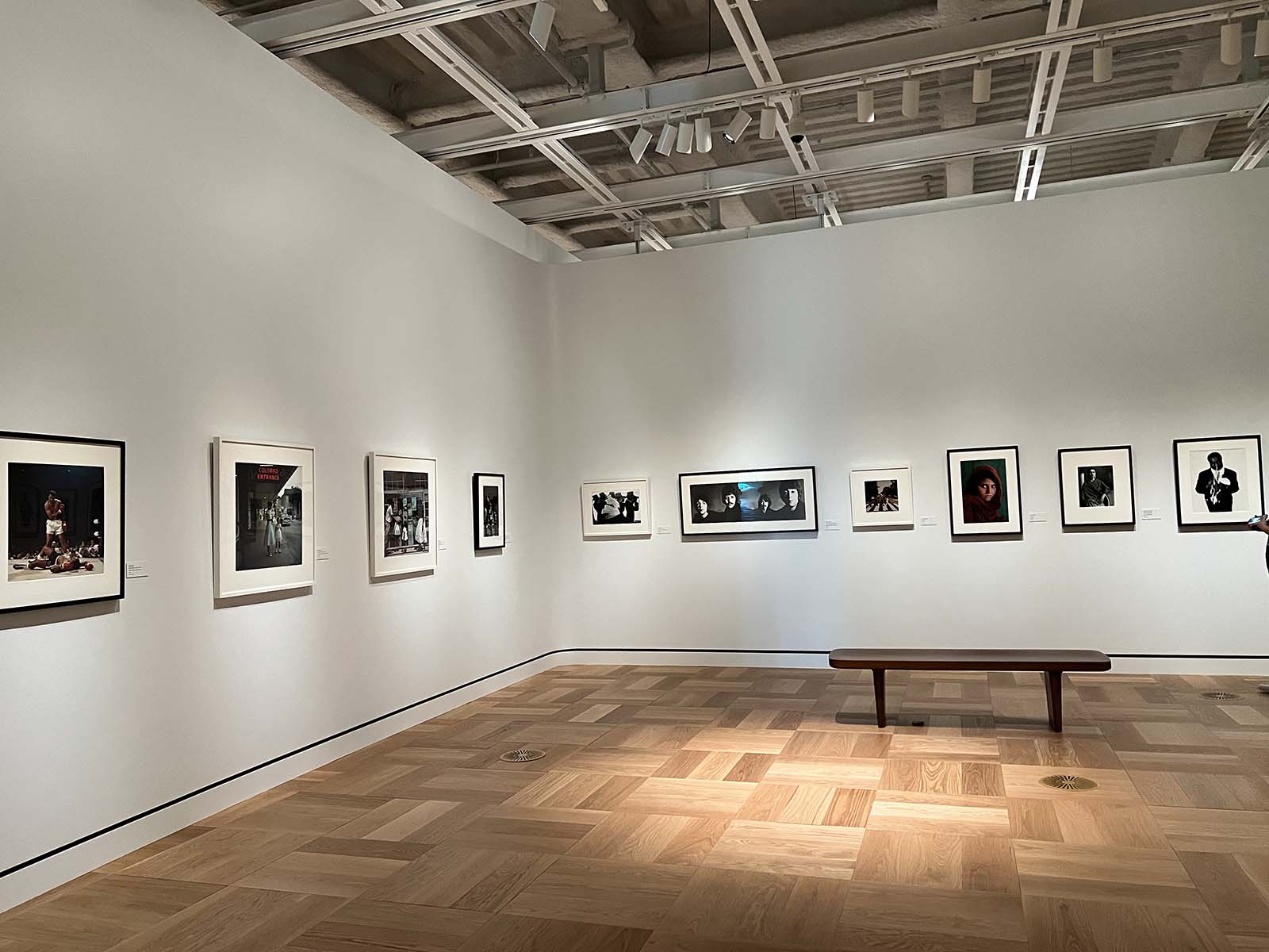 260925-lucas-museum-28 | madameFIGARO.jp(フィガロジャポン) 報道写真や美術写真のオリジナルプリントが並ぶ展示室