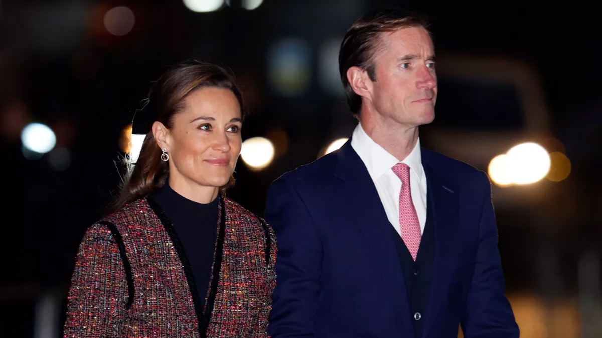 260926-pippa-middleton | madameFIGARO.jp(フィガロジャポン) ロンドンのウェストミンスター寺院でのクリスマスイベントに出席したピッパ・ミドルトンと夫のジェームズ・マシューズ