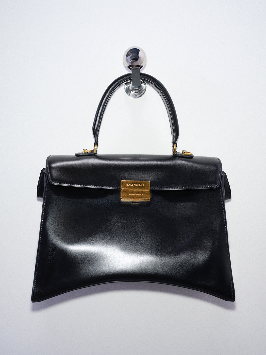 BALENCIAGA HOURGLASS AVENUE BAG STILL LIFE IMAGE 5 | madameFIGARO.jp(フィガロジャポン)