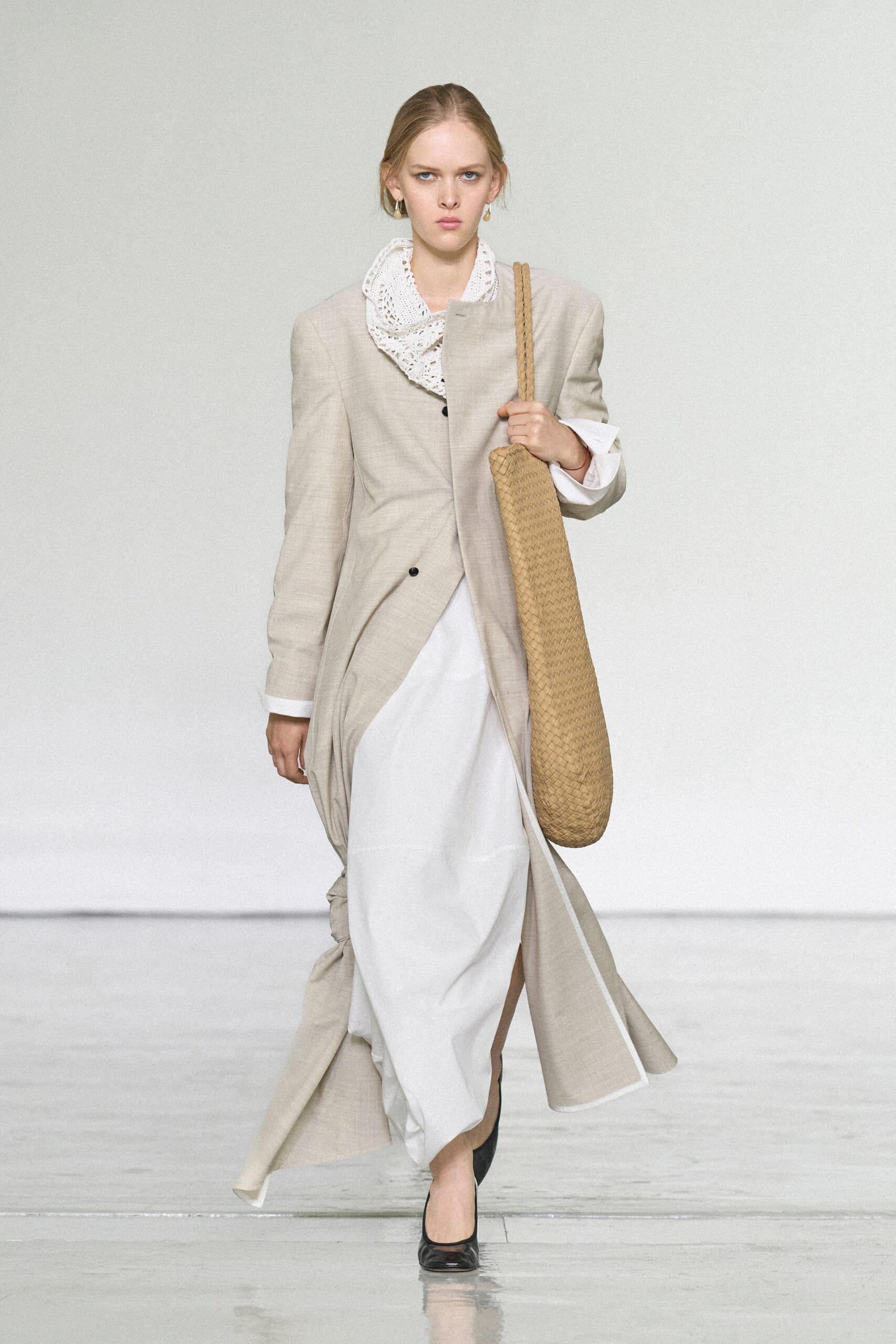 BOTTEGA VENETA SUMMER 2027 - LOOK 01 | madameFIGARO.jp(フィガロジャポン)