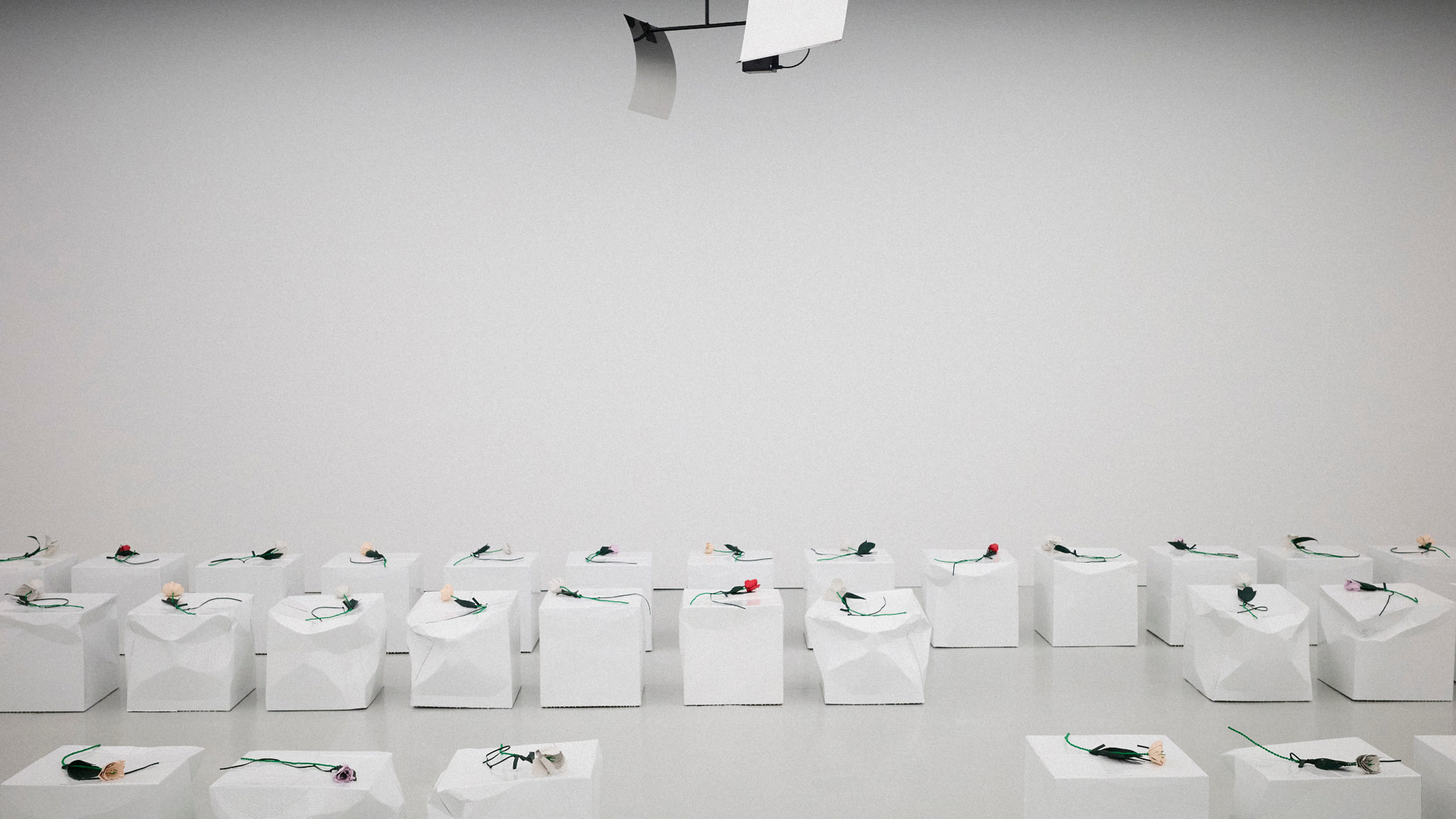 BOTTEGA VENETA - SUMMER 2027 SHOW - SHOW SET - 16x9 | madameFIGARO.jp(フィガロジャポン)