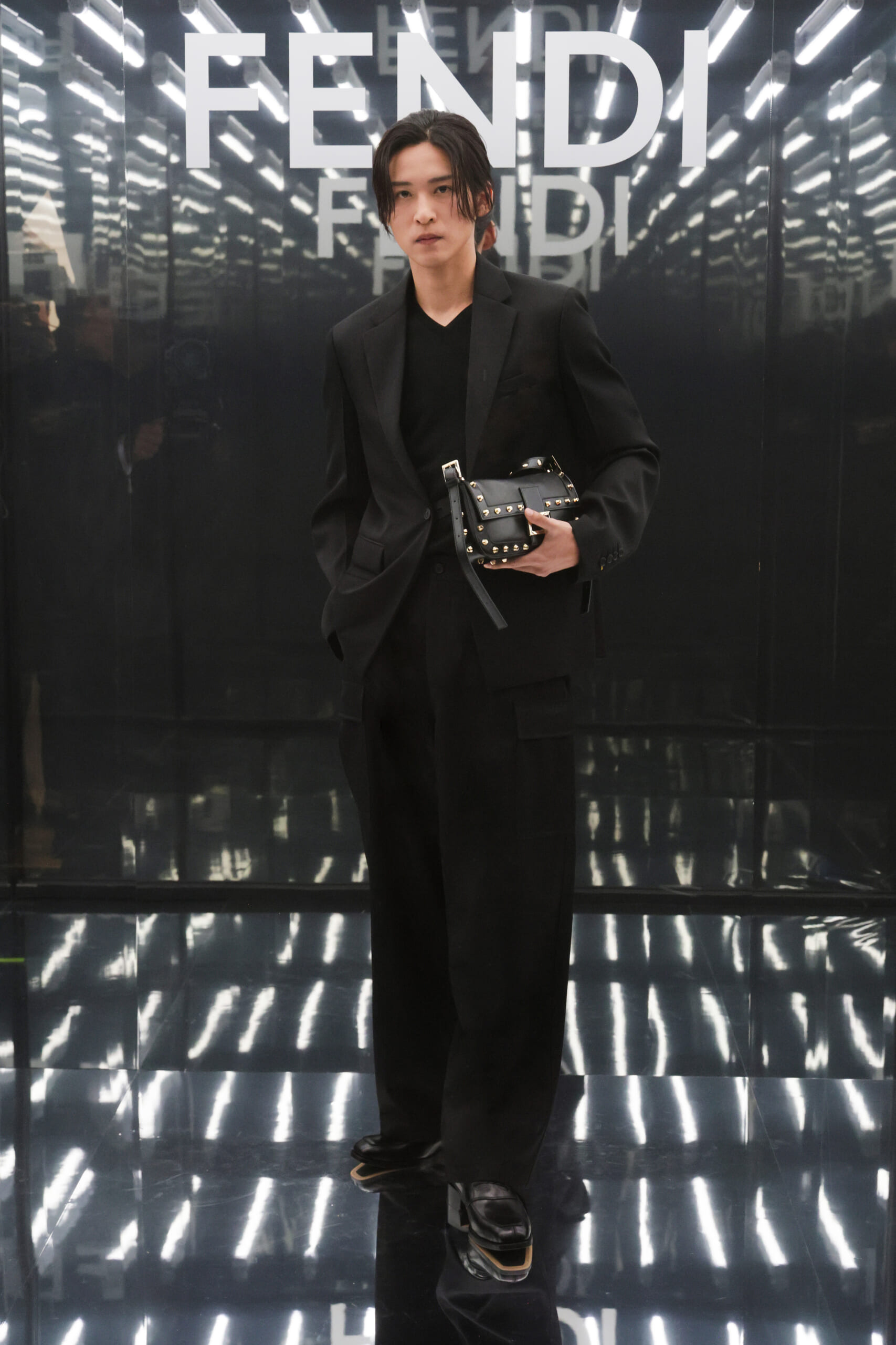 フェンディ2027年春夏コレクションのショー会場に来場した目黒蓮