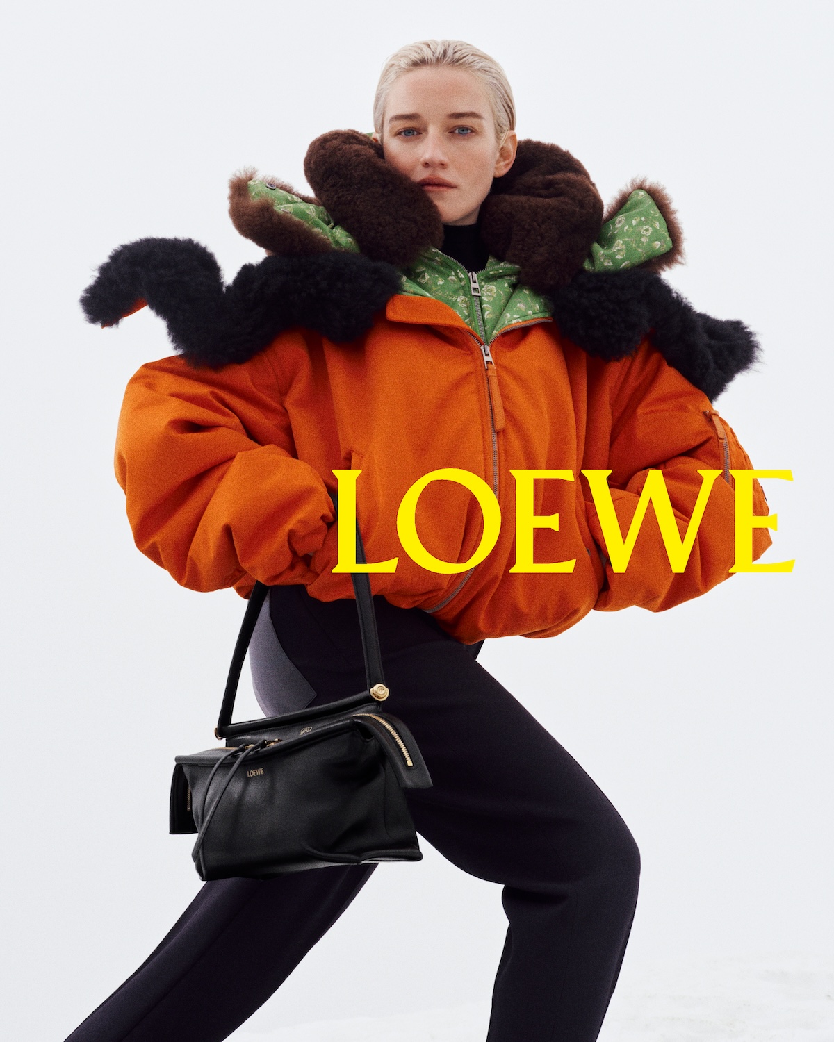 LOEWE FALL WINTER 2026 CAMPAIGN 4x5 JULIA GARNER 01 | madameFIGARO.jp(フィガロジャポン)