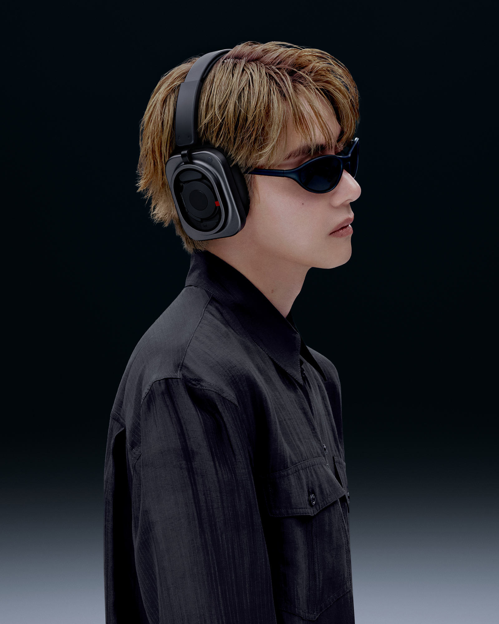 bts-v-nothing-ambassador-2 | madameFIGARO.jp(フィガロジャポン) サングラスに黒いシャツ姿で、Headphone (1) Proを装着したテテの横顔