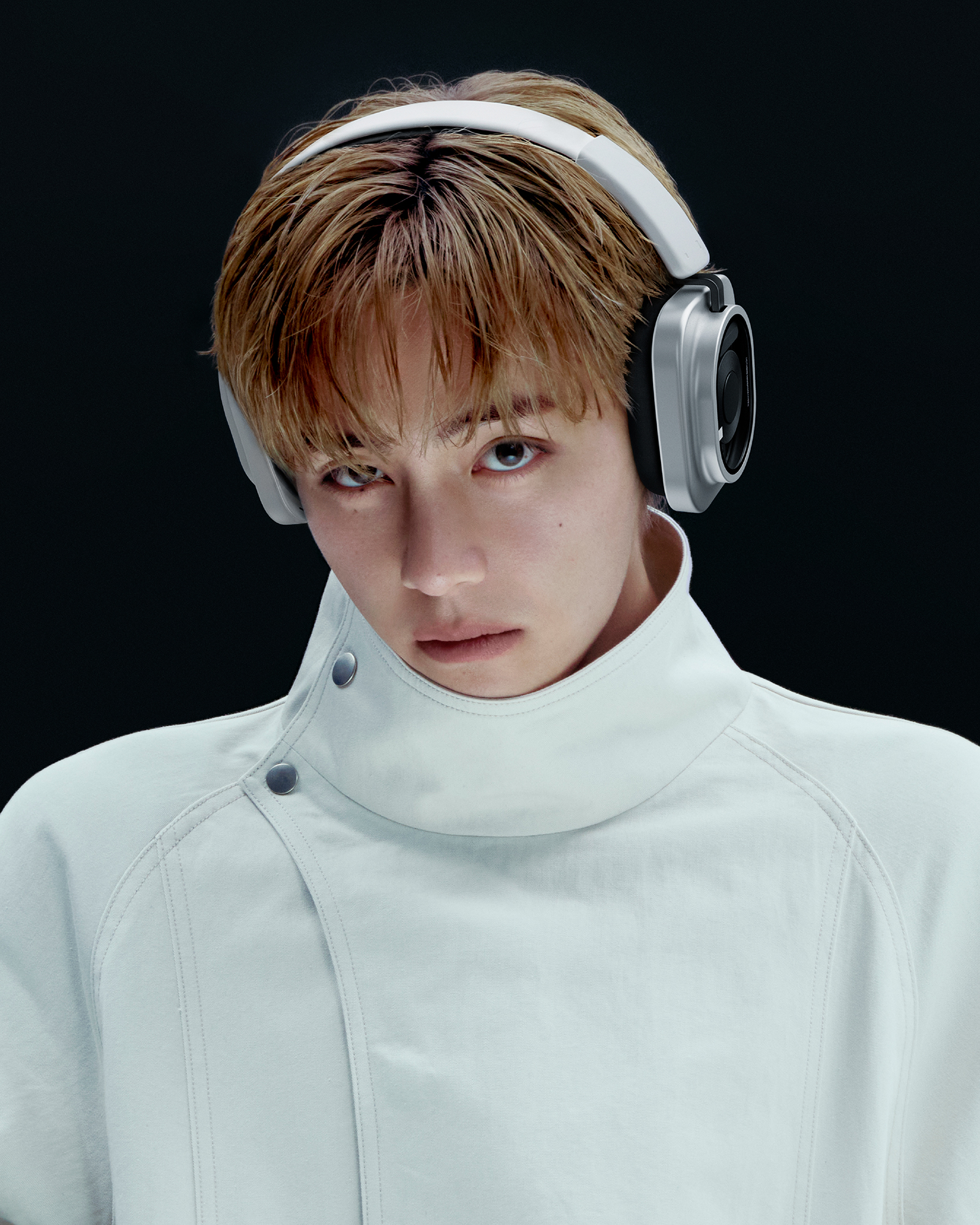 bts-v-nothing-ambassador-3 | madameFIGARO.jp(フィガロジャポン) 白いハイネックの服を着て、Nothing Headphone (1) Proを装着したBTSのテテ