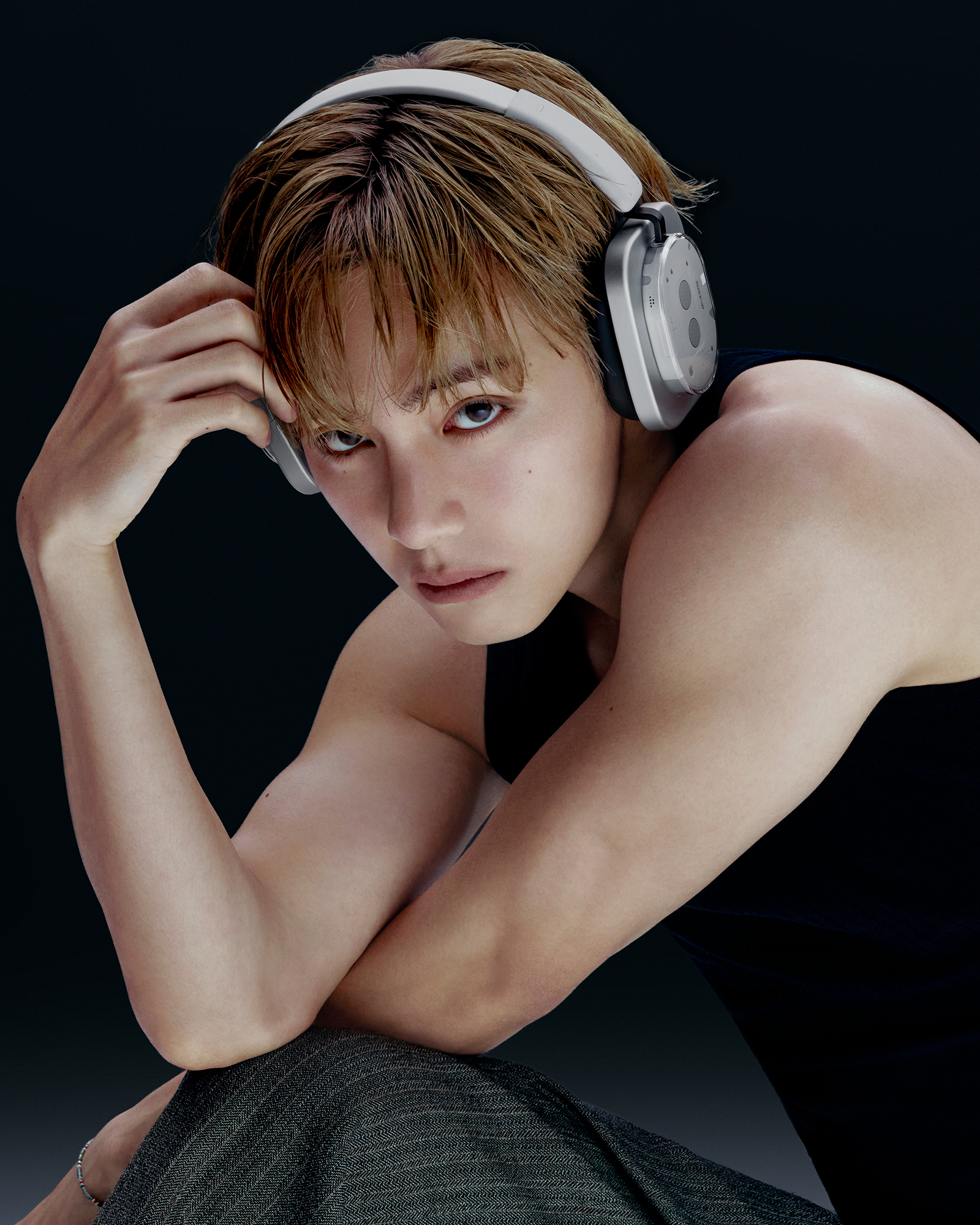 bts-v-nothing-ambassador-4 | madameFIGARO.jp(フィガロジャポン) ノースリーブ姿で腕を組み、Headphone (1) Proを着けてこちらを見つめるテテ