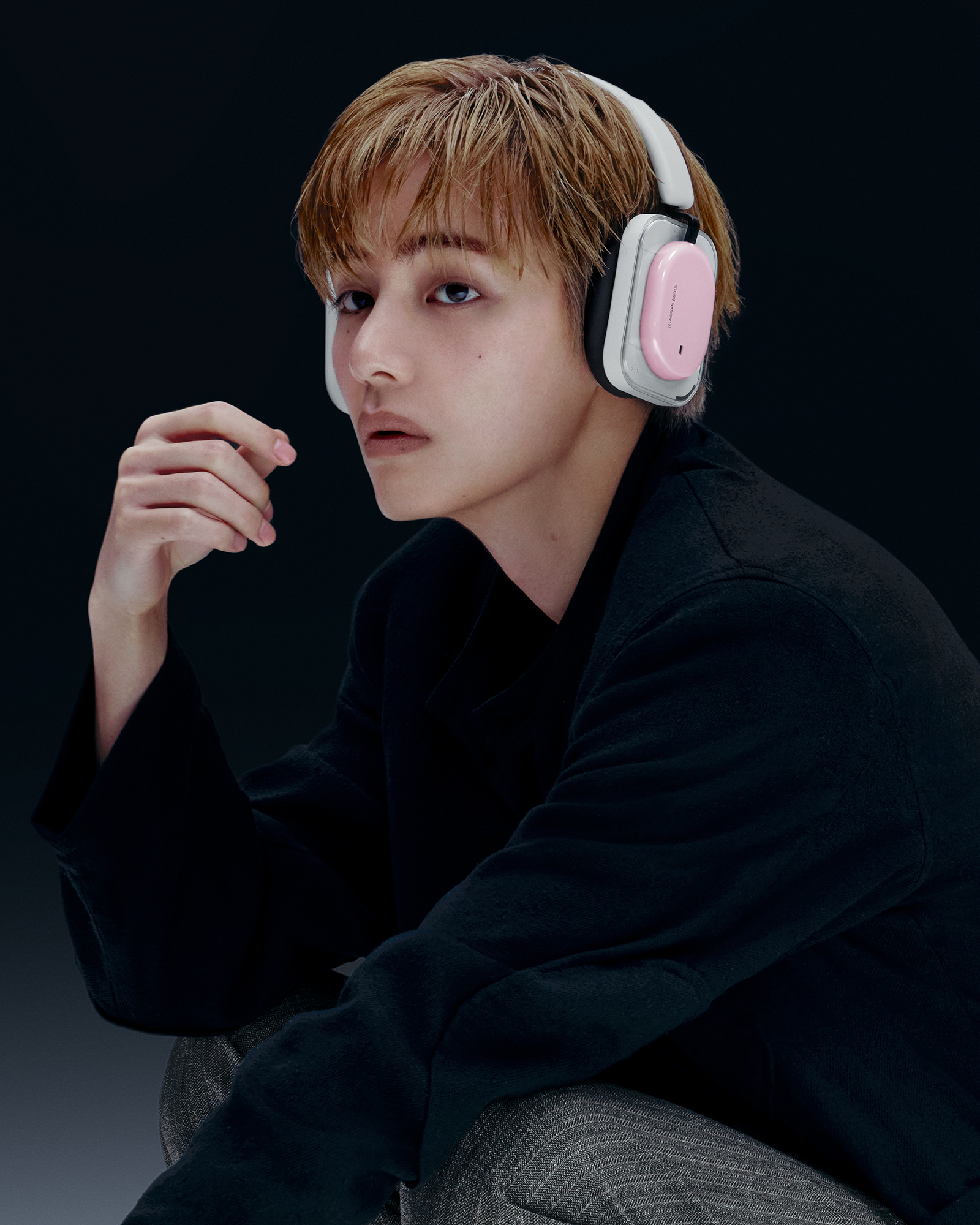 bts-v-nothing-ambassador-5 | madameFIGARO.jp(フィガロジャポン) 黒い服で頬に手を添え、Headphone (1) Proを着けてポーズをとるテテ