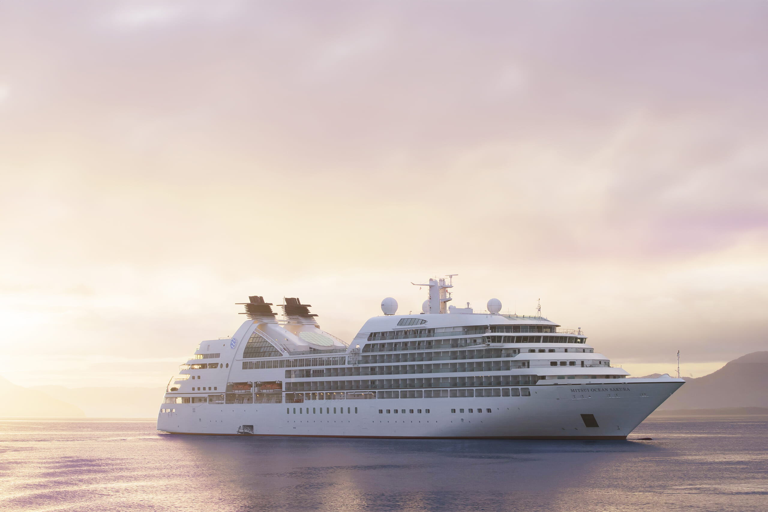 Seabourn Sojourn at sunrise - Inian Islands Alaska | madameFIGARO.jp(フィガロジャポン)