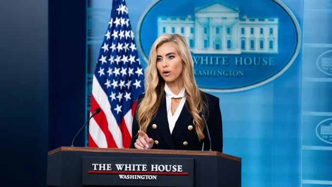 ホワイトハウスでの初の記者会見で、演台に立ち発言するケイティ・ザカリア新報道官
