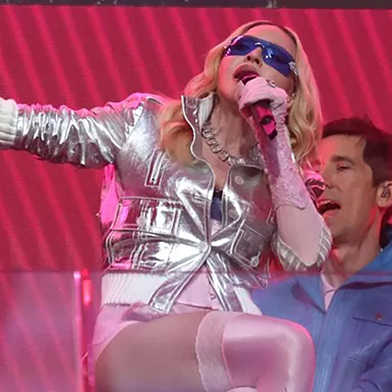 マドンナ、ピンクのコルセット姿でパリへ。息子、ロッコ・リッチーと抱き合いダンス。