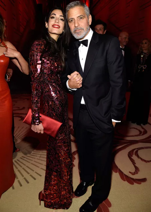 261001-amal-clooney-03 | madameFIGARO.jp(フィガロジャポン) 2018年、ニューヨークのメットガラに出席したアマル・クルーニーとジョージ・クルーニー夫妻