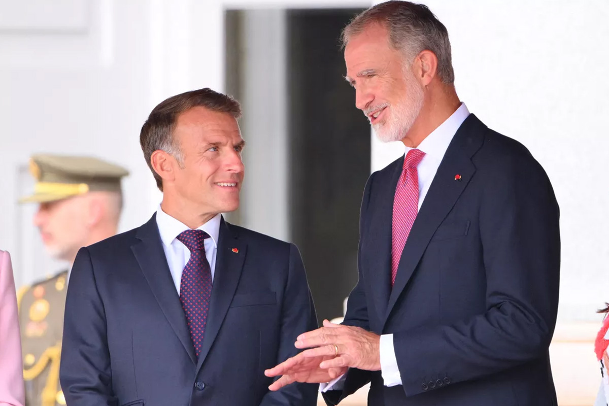 261001-brigitte-macron-letizia-03 | madameFIGARO.jp(フィガロジャポン) 笑顔で談笑するネイビーのスーツ姿のマクロン大統領とフェリペ6世