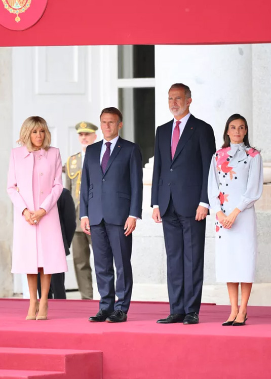 261001-brigitte-macron-letizia-07 | madameFIGARO.jp(フィガロジャポン) 赤い壇上に並ぶブリジット・マクロン夫人、マクロン大統領、フェリペ6世、レティシア王妃